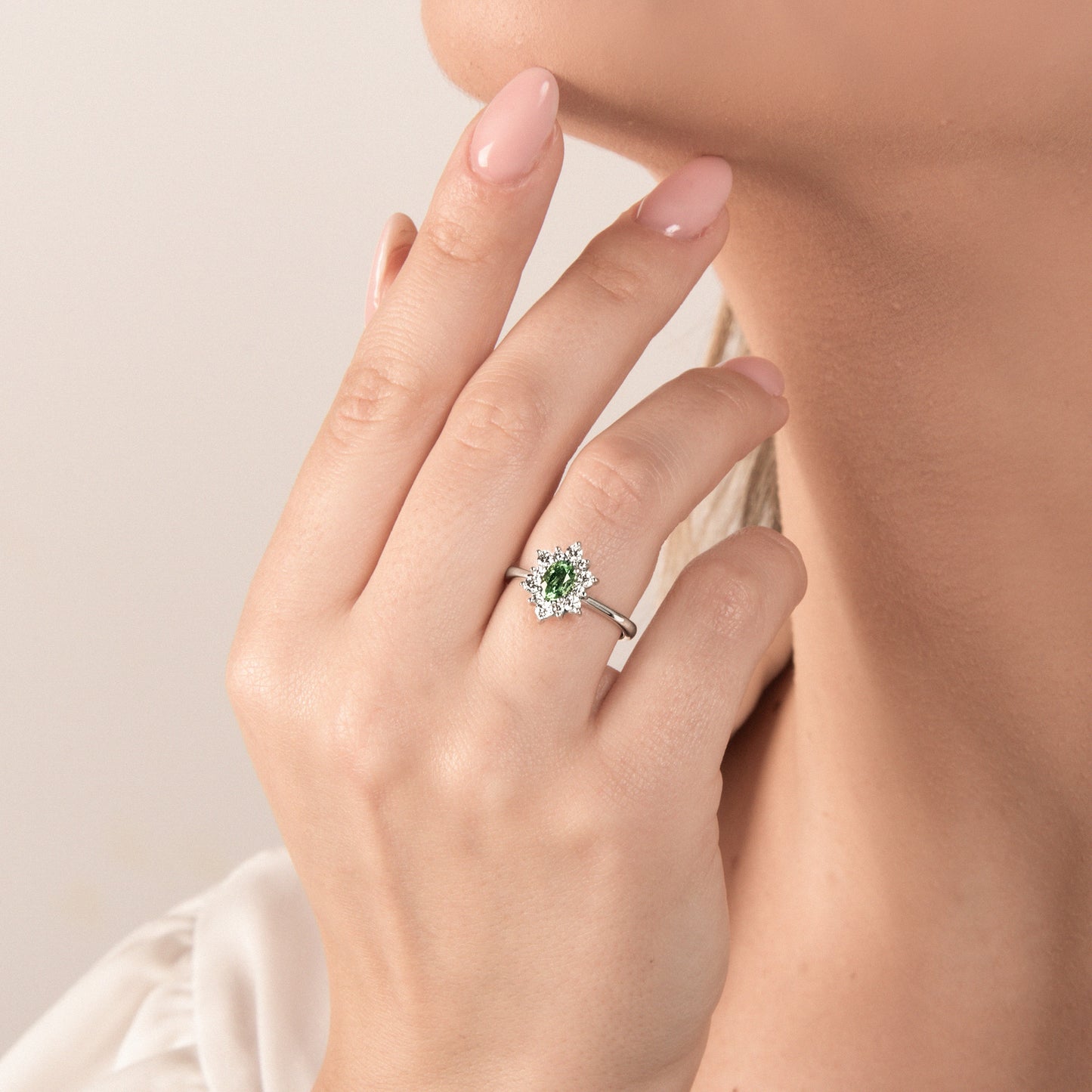 Anello con Smeraldo e Diamanti in Oro Bianco 18kt – Mirco Visconti