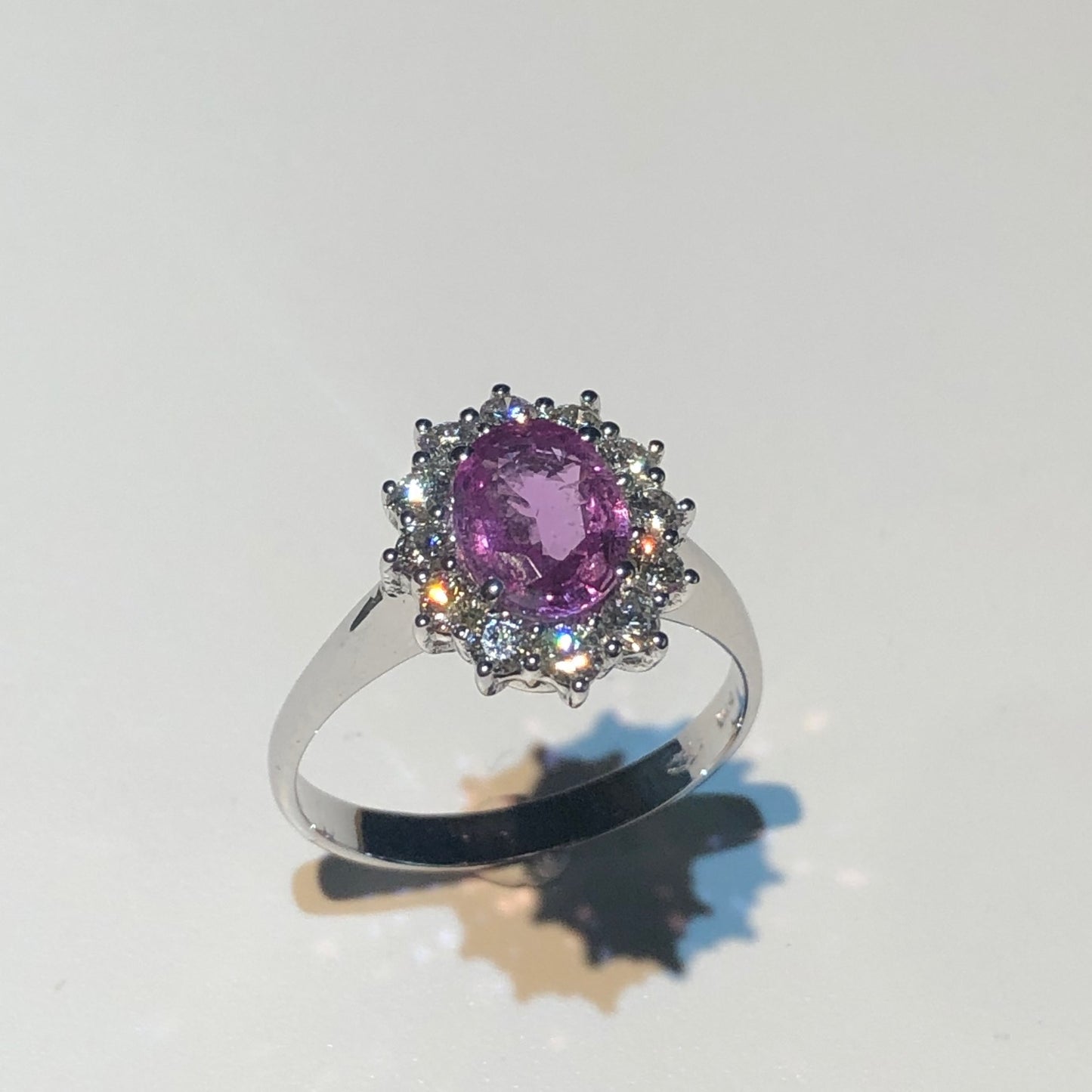 Anello Karal in Oro Bianco con Zaffiro Rosa 1,42 ct e Diamanti 0,50 ct