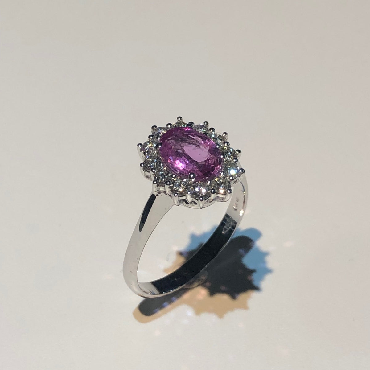 Anello Karal in Oro Bianco con Zaffiro Rosa 1,42 ct e Diamanti 0,50 ct