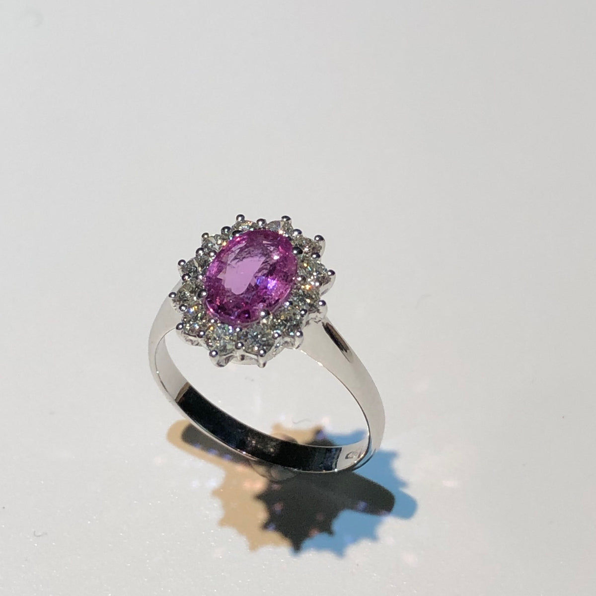 Anello Karal in Oro Bianco con Zaffiro Rosa 1,42 ct e Diamanti 0,50 ct