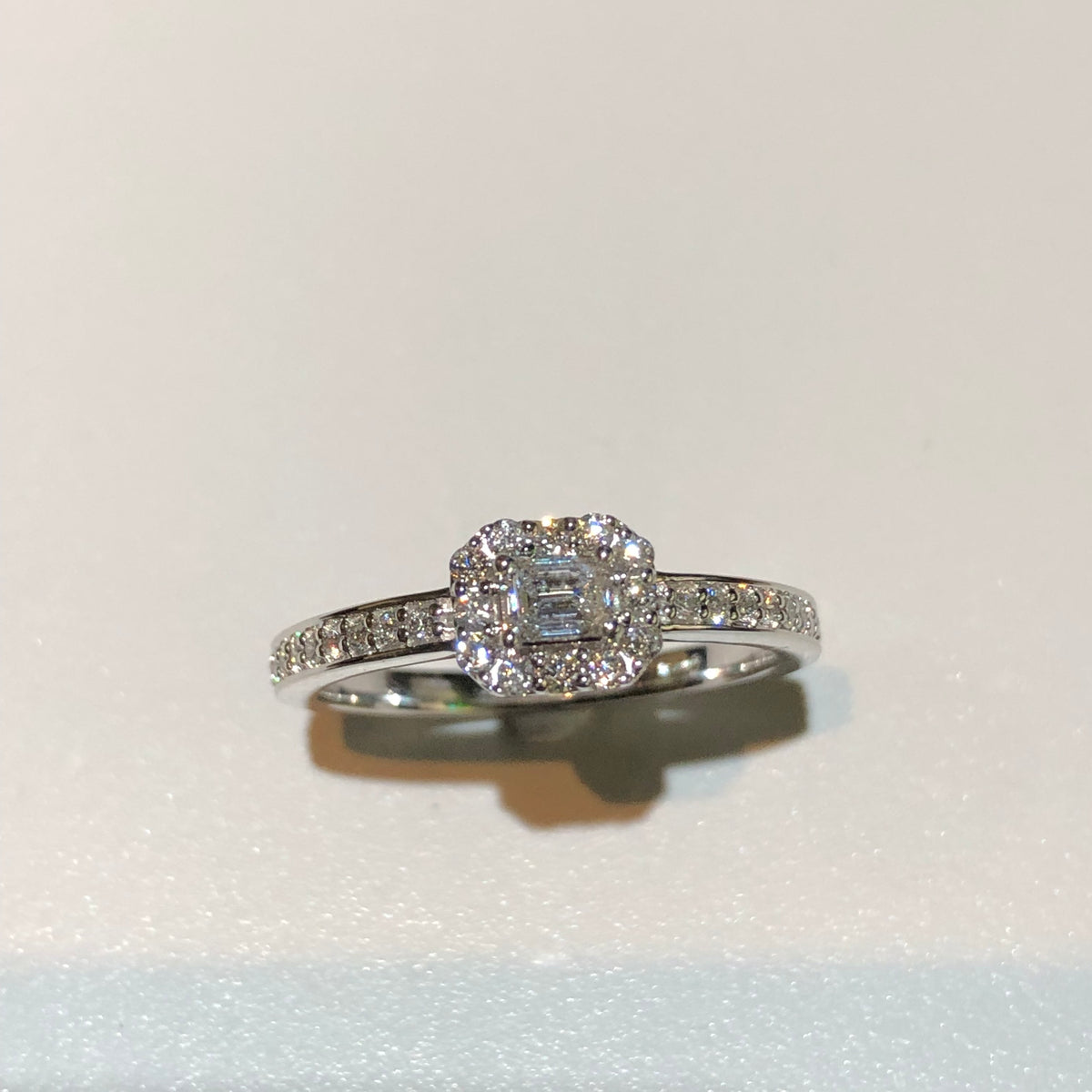 FANI Anello in Oro Bianco 18 Carati e Diamanti