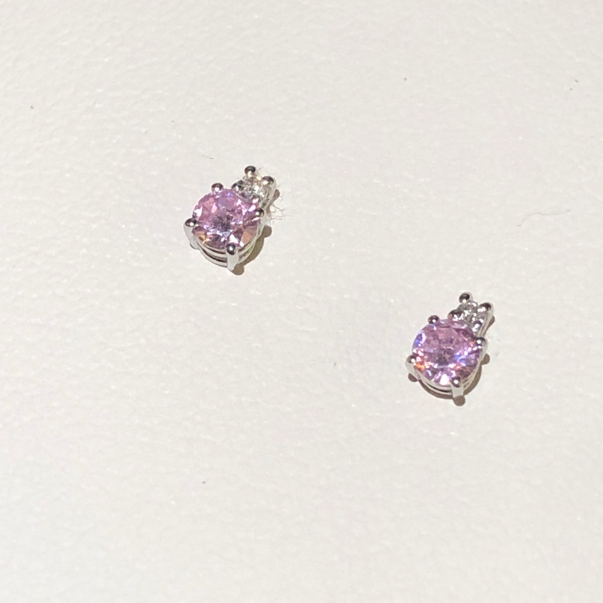 Orecchini con Quarzo Rosa e Diamanti in Oro Bianco 18kt – PG Gioielli (ORFREEDOM/1Q)
