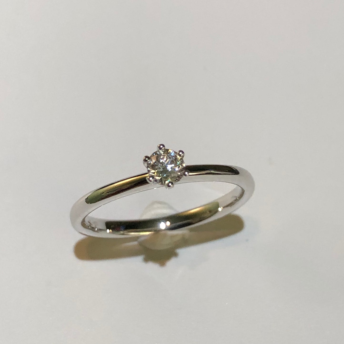 Anello Solitario con Diamante Colore D in Oro Bianco 18kt – Mirco Visconti