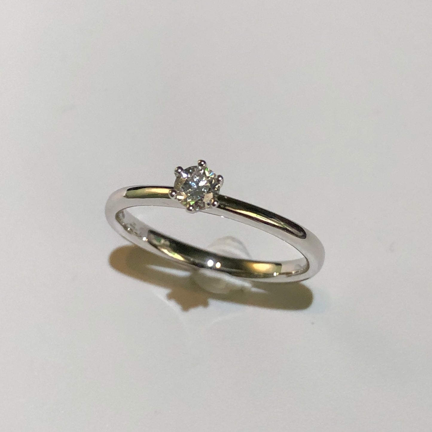 Anello Solitario con Diamante Colore D in Oro Bianco 18kt – Mirco Visconti