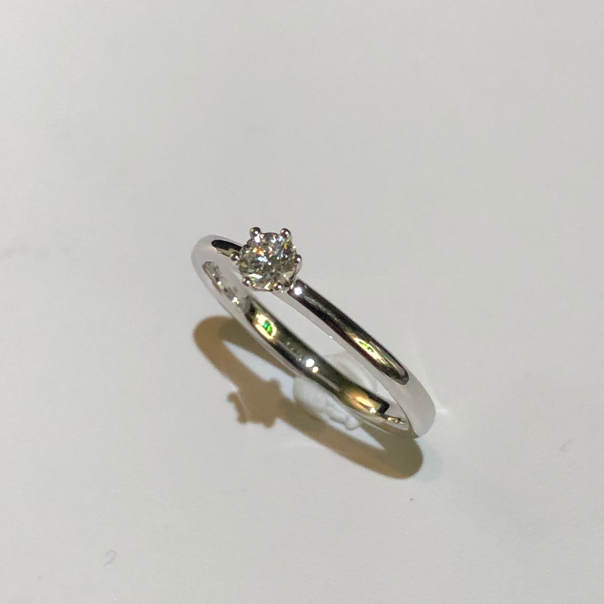 Anello Solitario con Diamante Colore D in Oro Bianco 18kt – Mirco Visconti