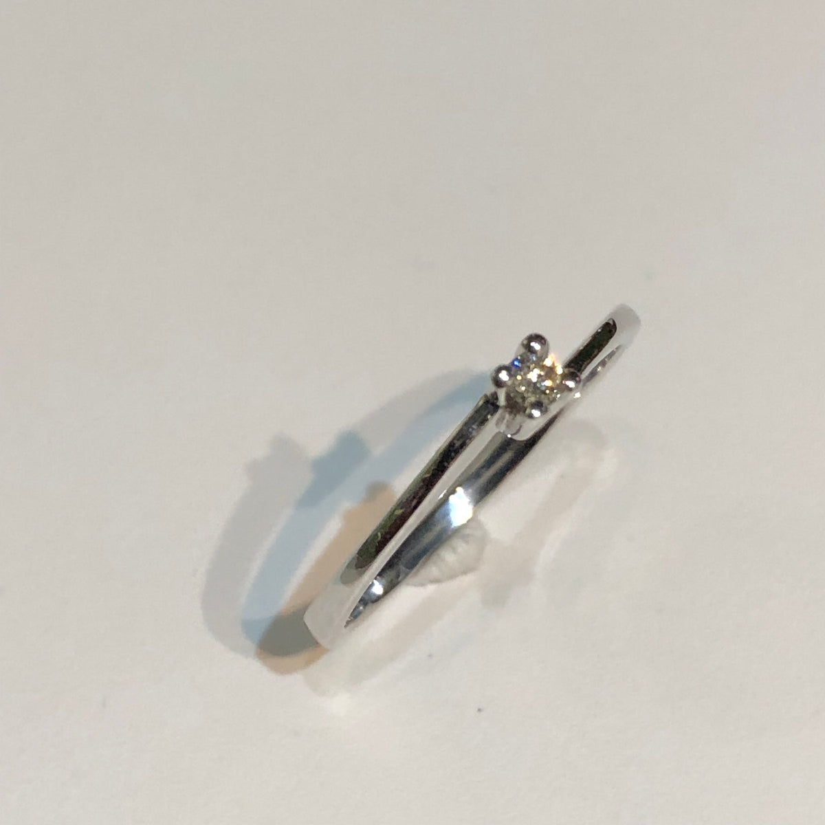 Anello Solitario con Diamante in Oro Bianco 18kt – Mirco Visconti