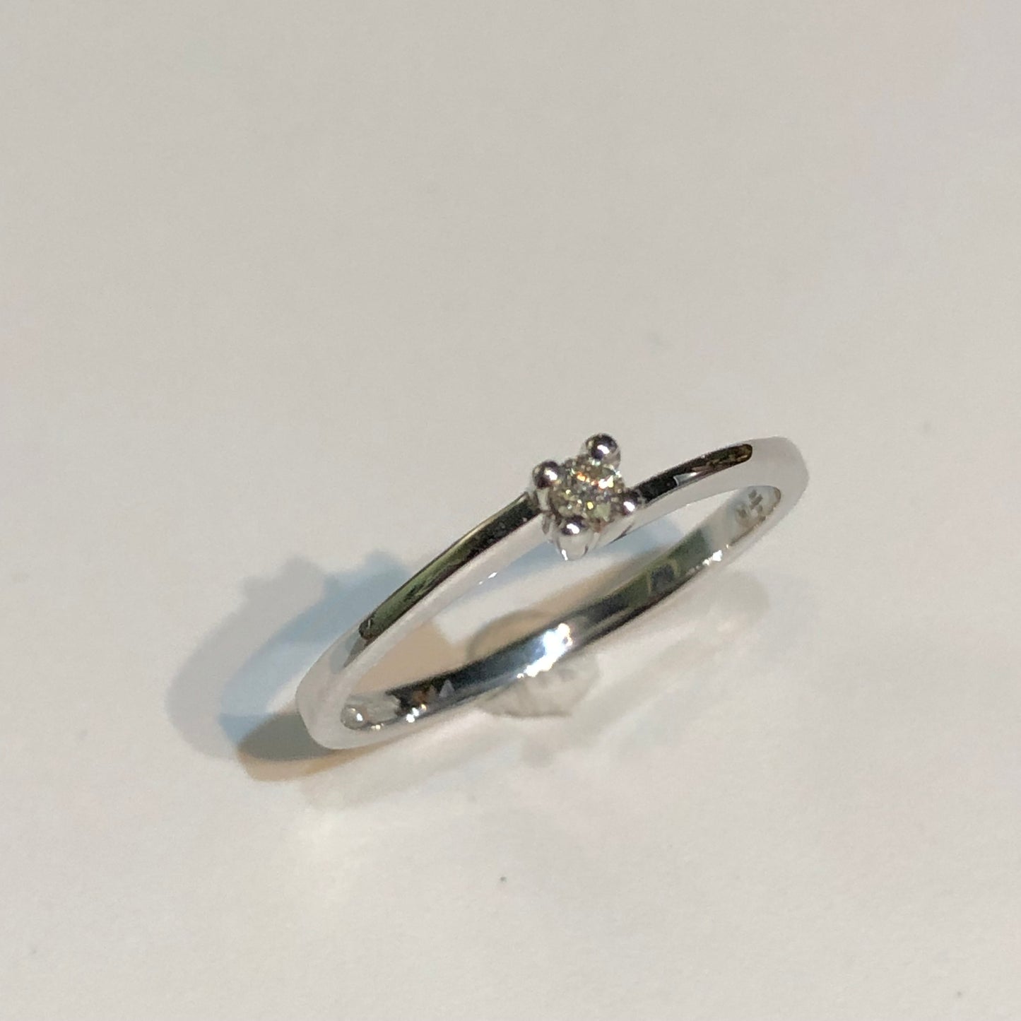 Anello Solitario con Diamante in Oro Bianco 18kt – Mirco Visconti