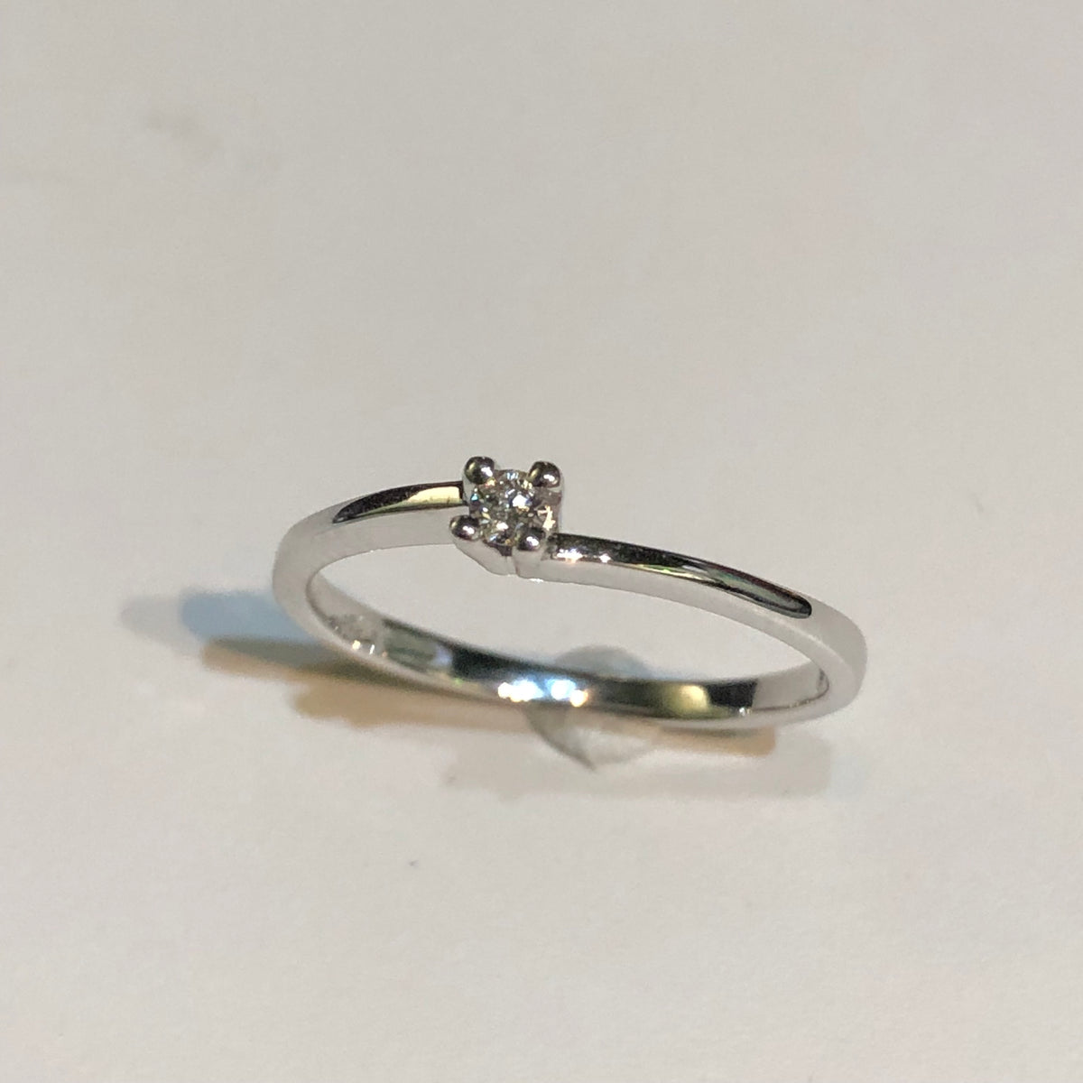 Anello Solitario con Diamante in Oro Bianco 18kt – Mirco Visconti
