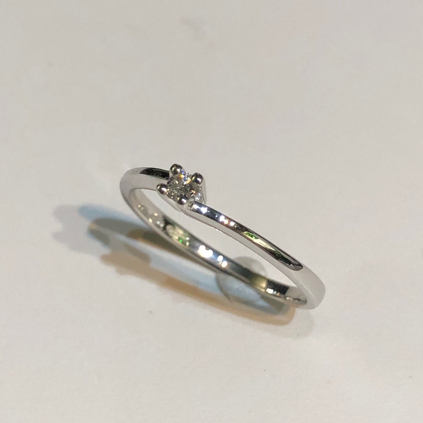Anello Solitario con Diamante in Oro Bianco 18kt – Mirco Visconti