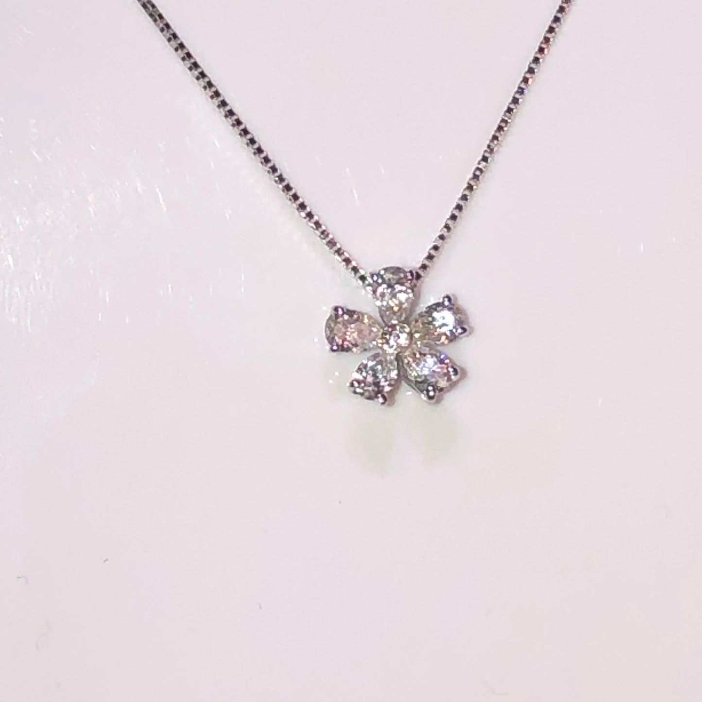 Collana Fiore con Diamanti Taglio Goccia in Oro Bianco 18kt – Mirco Visconti