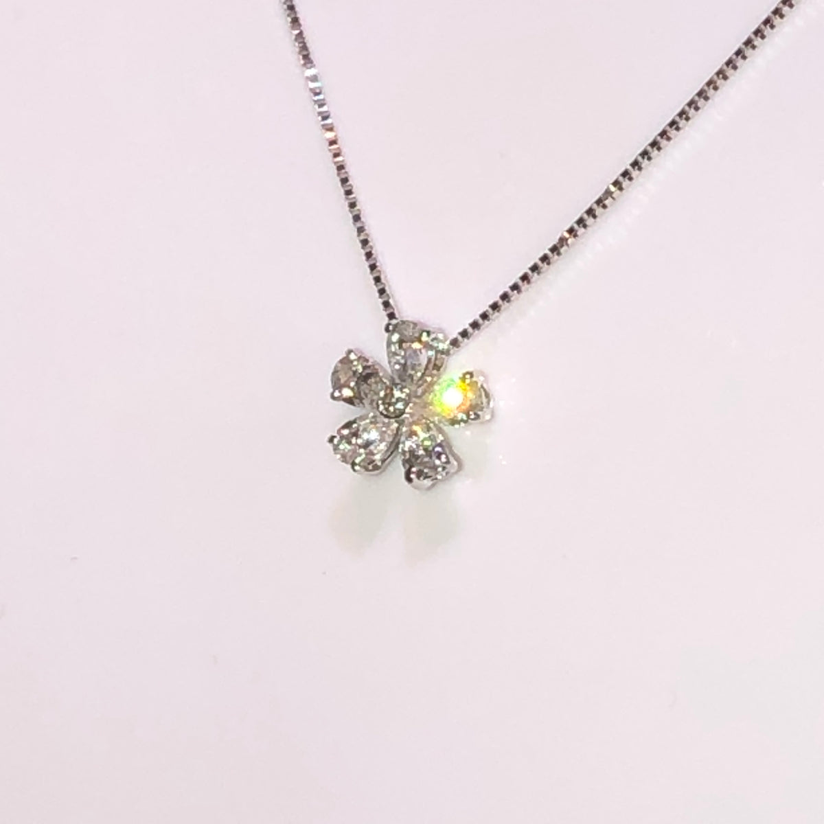 Collana Fiore con Diamanti Taglio Goccia in Oro Bianco 18kt – Mirco Visconti