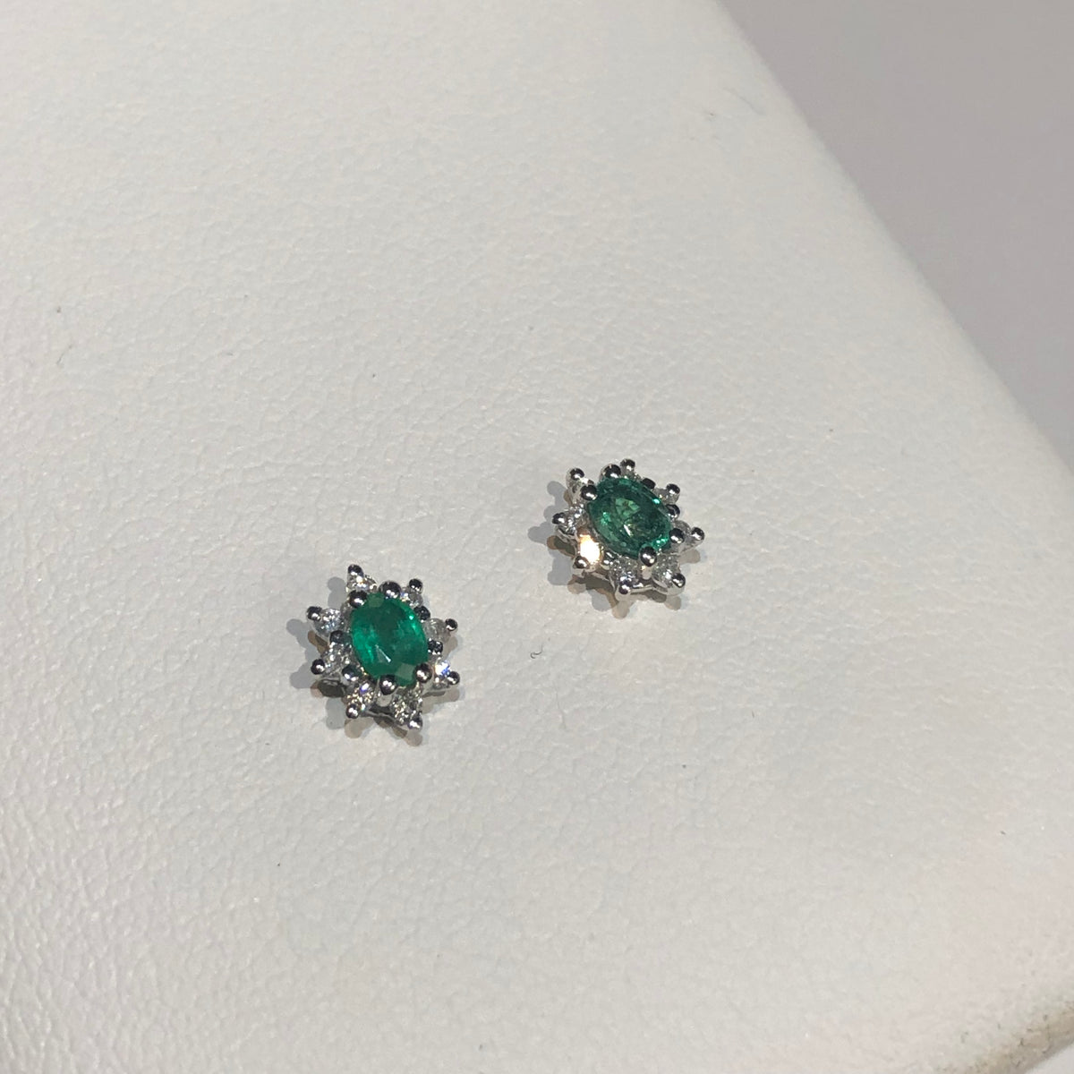 Orecchini con Smeraldi 0,28 ct e Diamanti 0,13 ct in Oro Bianco 18kt – PG Gioielli (ORVERA/1S)