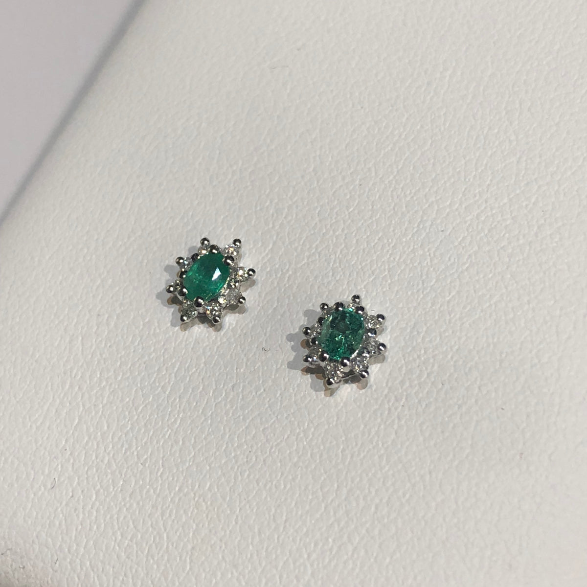 Orecchini con Smeraldi 0,28 ct e Diamanti 0,13 ct in Oro Bianco 18kt – PG Gioielli (ORVERA/1S)