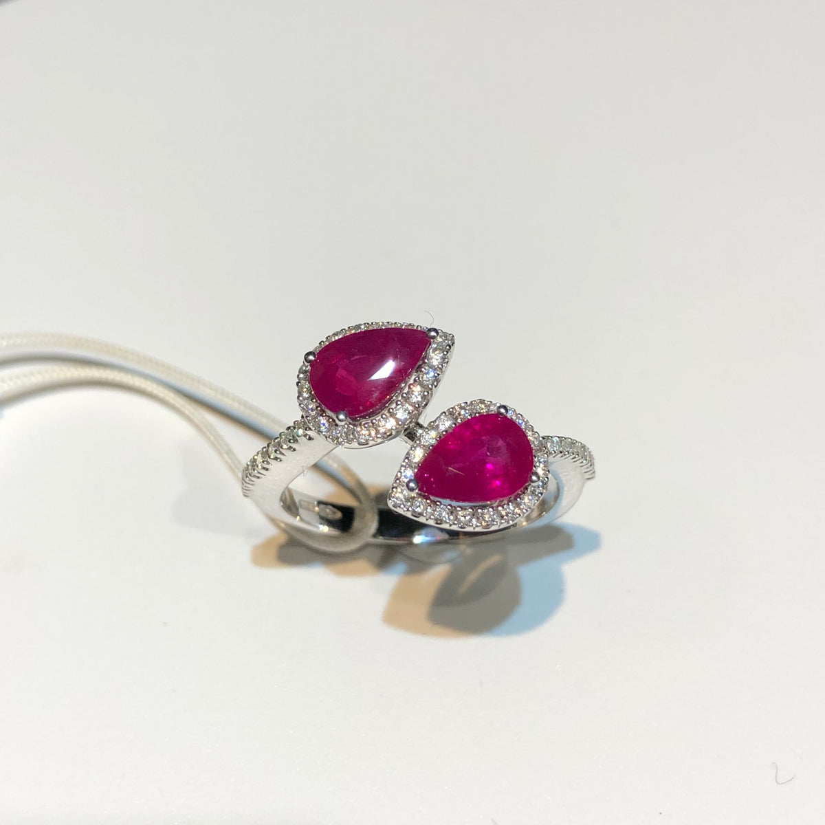 Anello con Due Rubini Taglio Goccia e Diamanti in Oro Bianco 18kt – Mirco Visconti