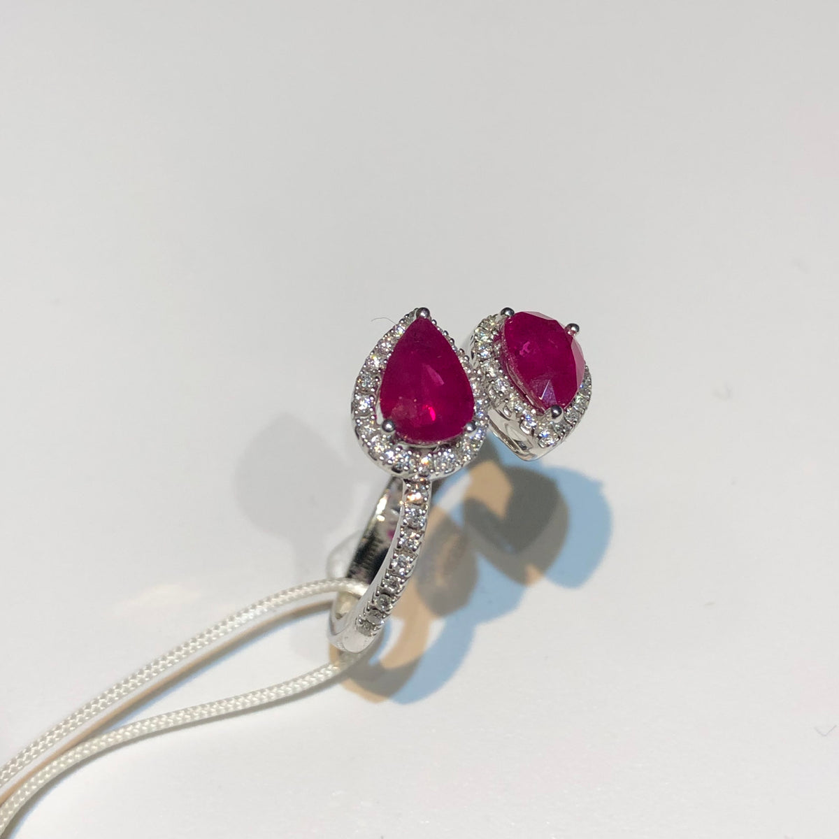 Anello con Due Rubini Taglio Goccia e Diamanti in Oro Bianco 18kt – Mirco Visconti