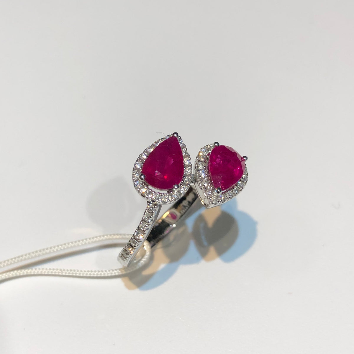 Anello con Due Rubini Taglio Goccia e Diamanti in Oro Bianco 18kt – Mirco Visconti