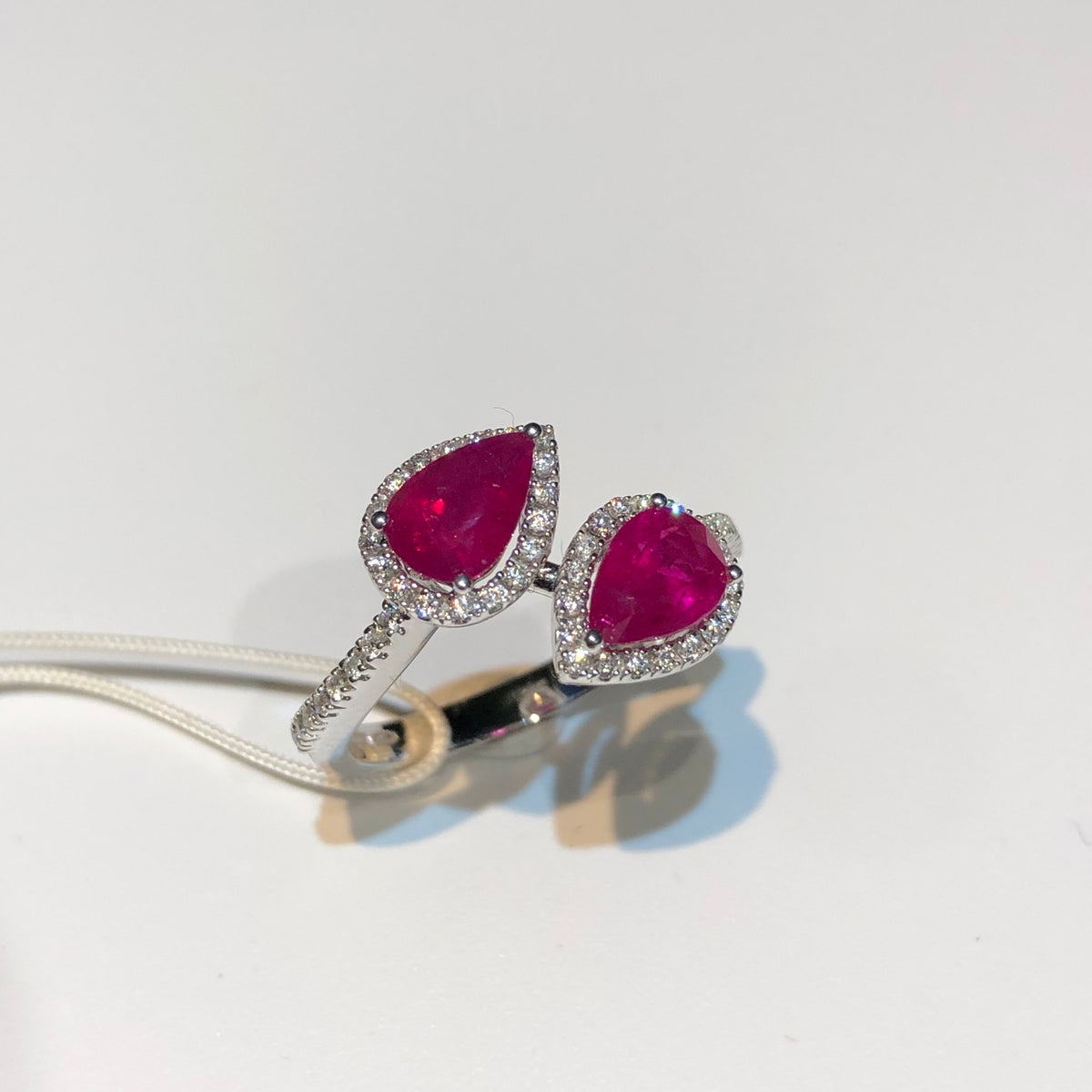 Anello con Due Rubini Taglio Goccia e Diamanti in Oro Bianco 18kt – Mirco Visconti
