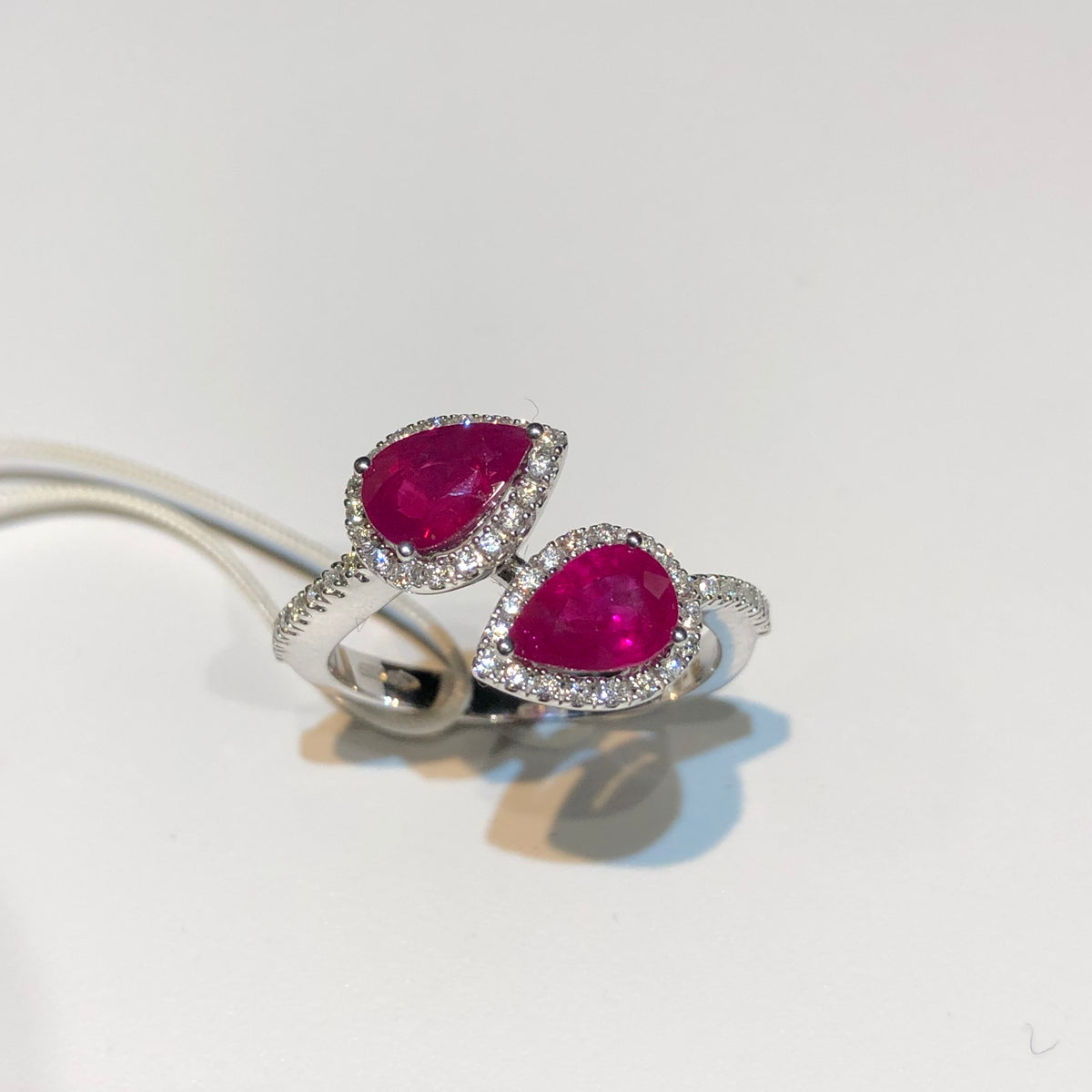 Anello con Due Rubini Taglio Goccia e Diamanti in Oro Bianco 18kt – Mirco Visconti