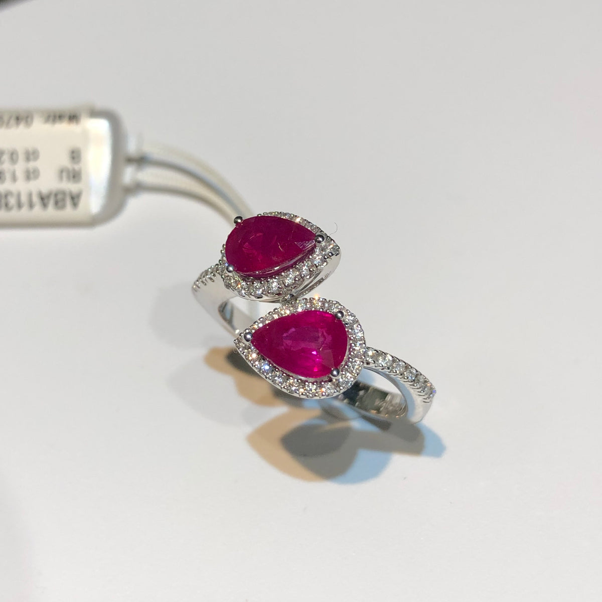 Anello con Due Rubini Taglio Goccia e Diamanti in Oro Bianco 18kt – Mirco Visconti