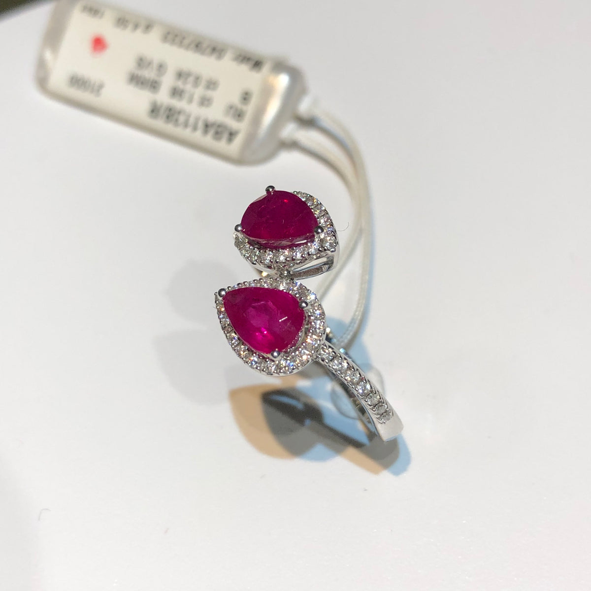 Anello con Due Rubini Taglio Goccia e Diamanti in Oro Bianco 18kt – Mirco Visconti