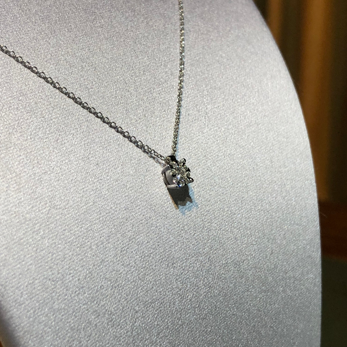 Collana Punto Luce con Diamanti 0,17 ct G VS in Oro Bianco 18kt – Mirco Visconti
