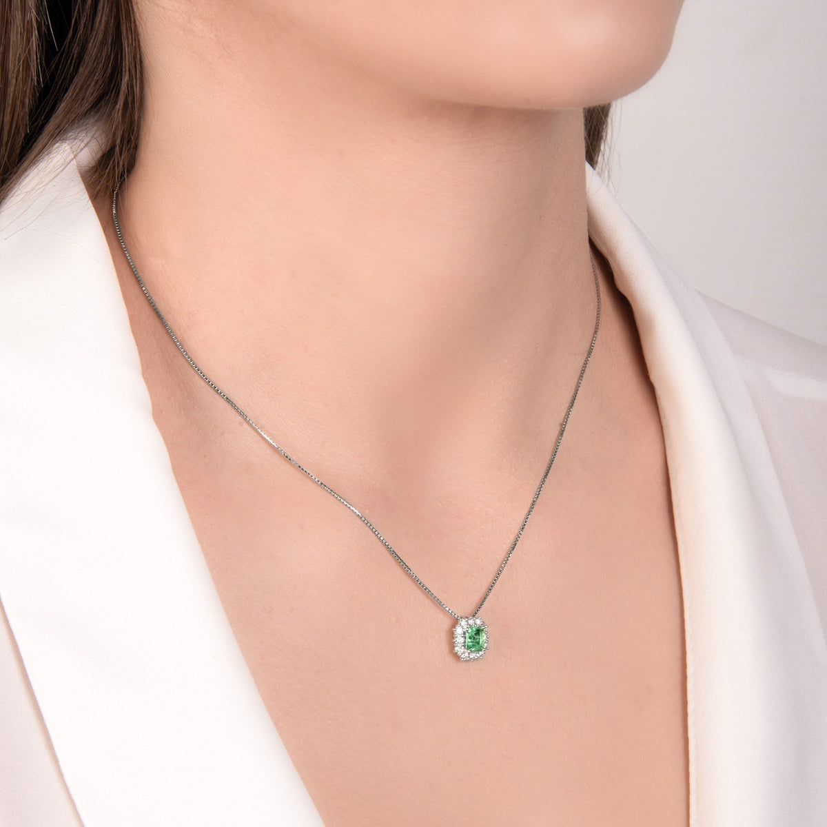 Collana con Smeraldo Zambia 0,54 ct e Diamanti in Oro Bianco 18kt – Mirco Visconti