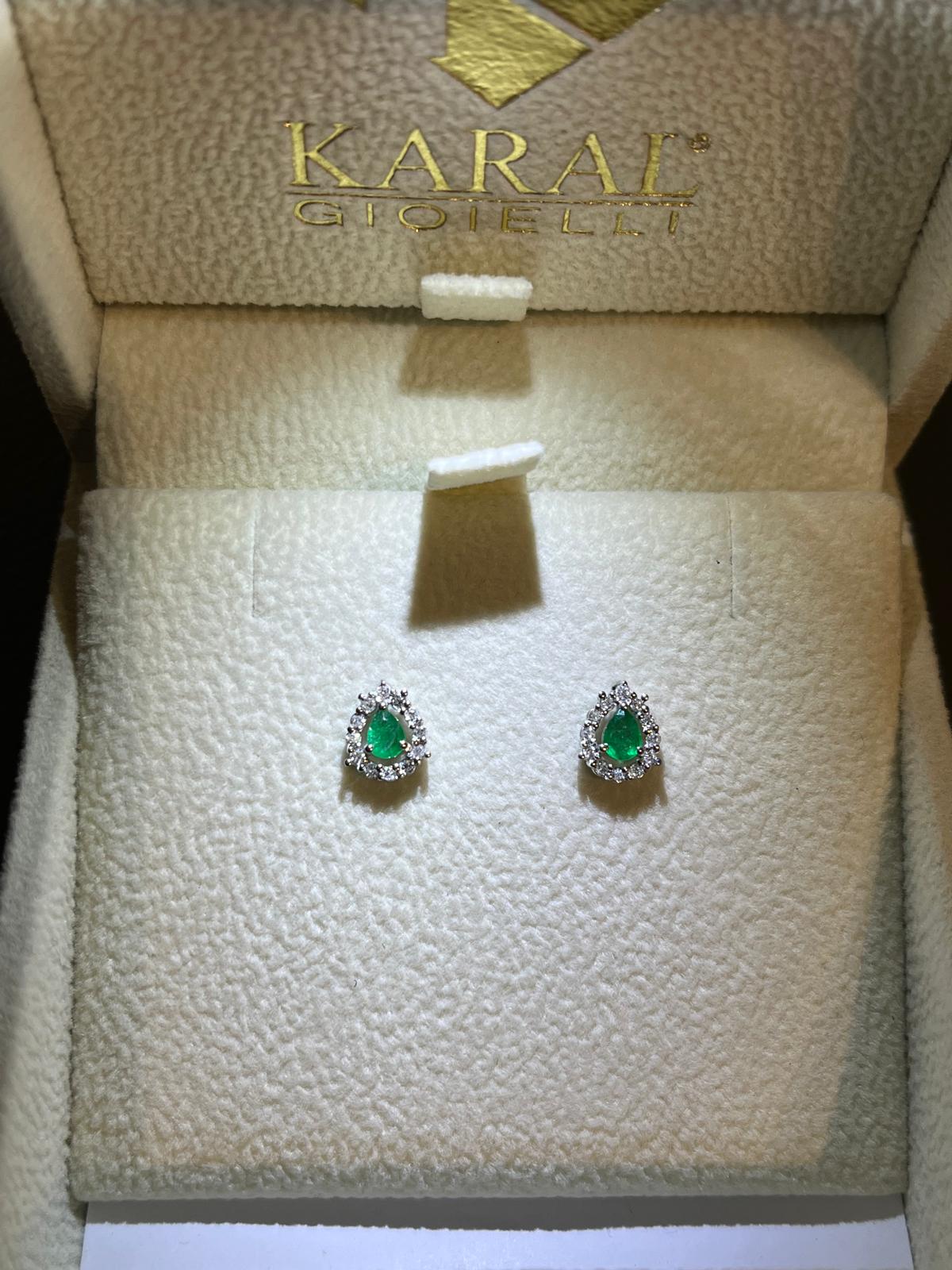 Orecchini a Goccia con Smeraldi 0,24 ct e Diamanti in Oro Bianco 18kt – Karal (OKG75S24D12)
