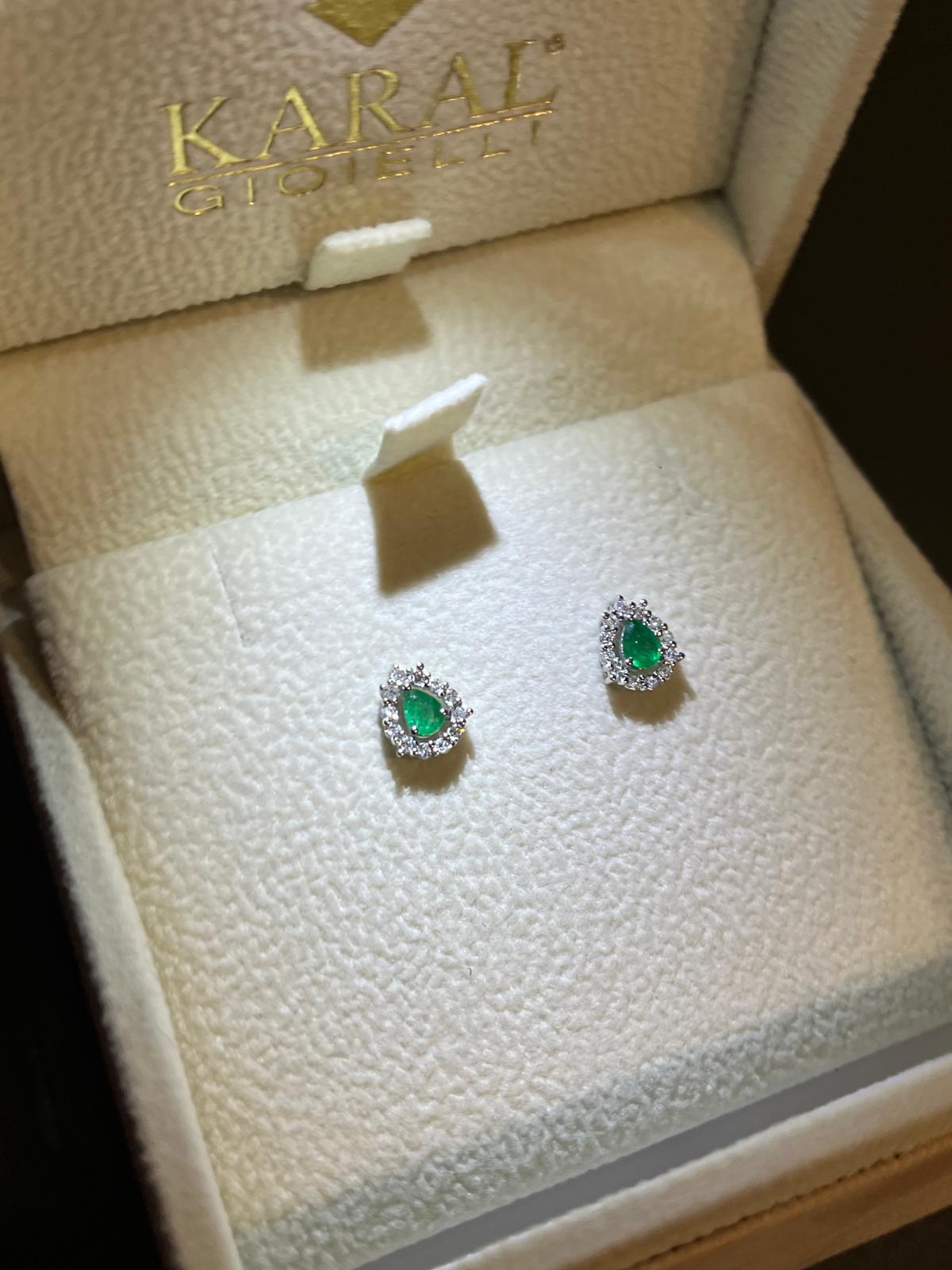 Orecchini a Goccia con Smeraldi 0,24 ct e Diamanti in Oro Bianco 18kt – Karal (OKG75S24D12)