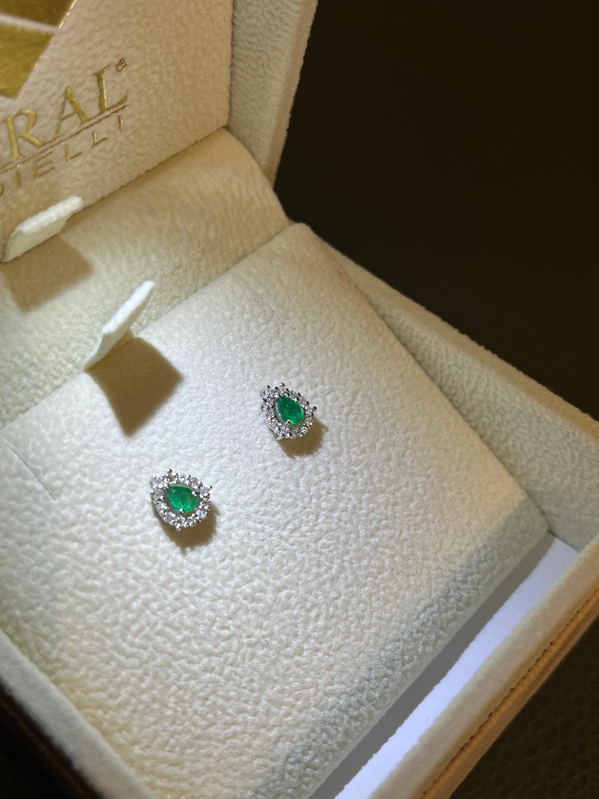 Orecchini a Goccia con Smeraldi 0,24 ct e Diamanti in Oro Bianco 18kt – Karal (OKG75S24D12)