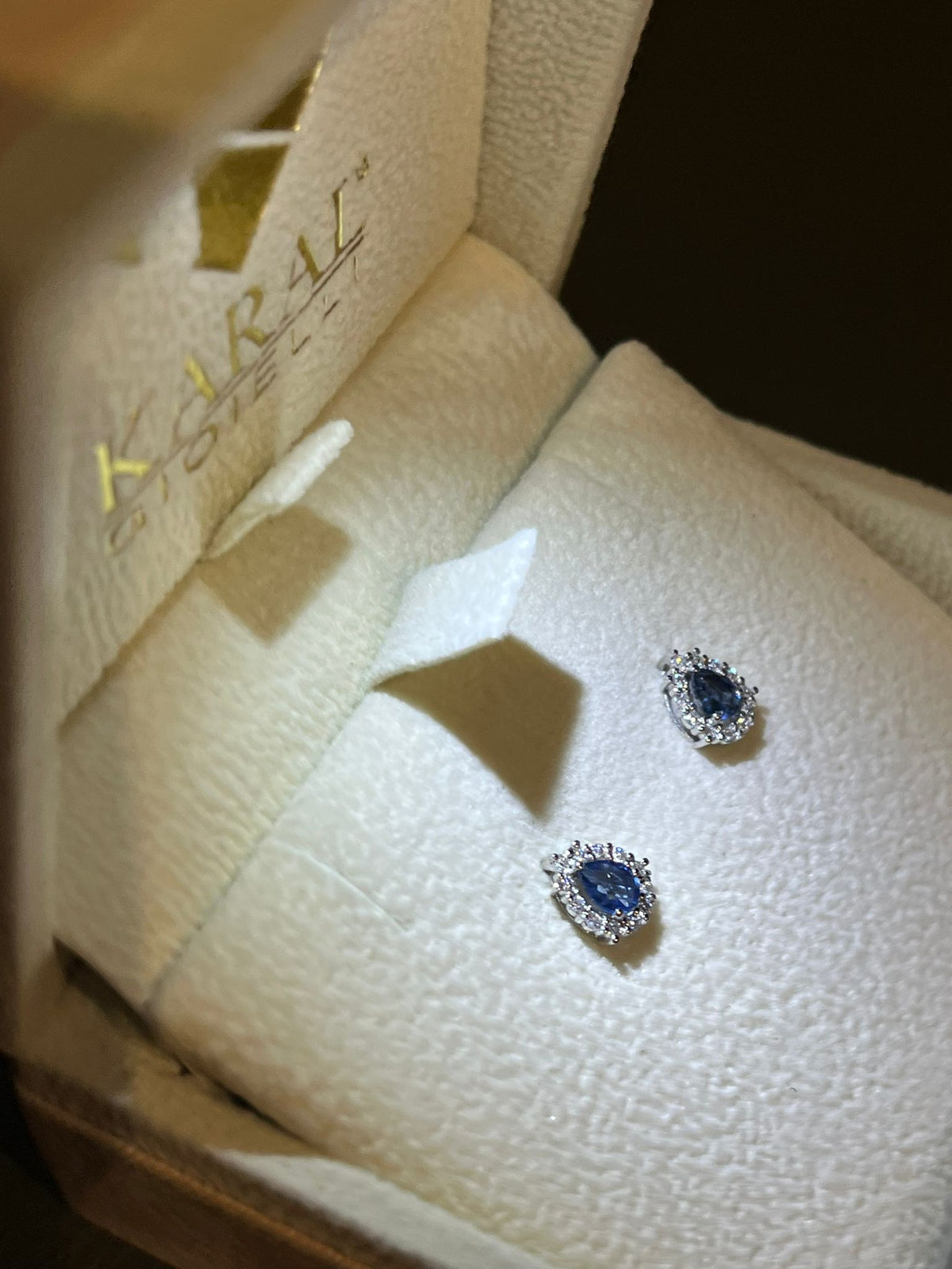 Orecchini a Goccia con Zaffiri 0,25 ct e Diamanti in Oro Bianco 18kt – Karal (OKG75Z25D12)