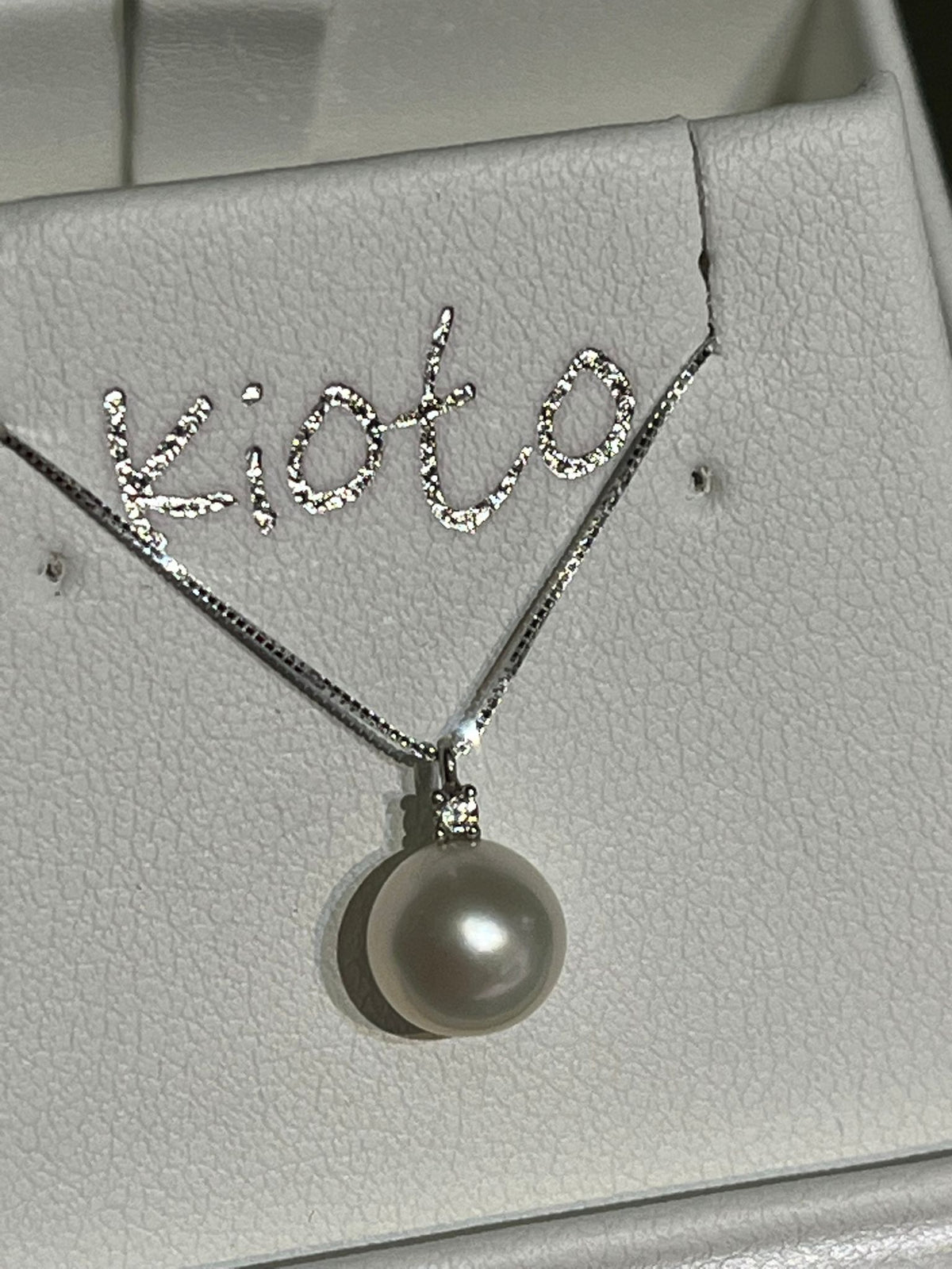 Collana con Perla Freshwater 8mm e Diamante 0,02 ct G VS in Oro Bianco 18kt – PG Gioielli (CIO1L/8)