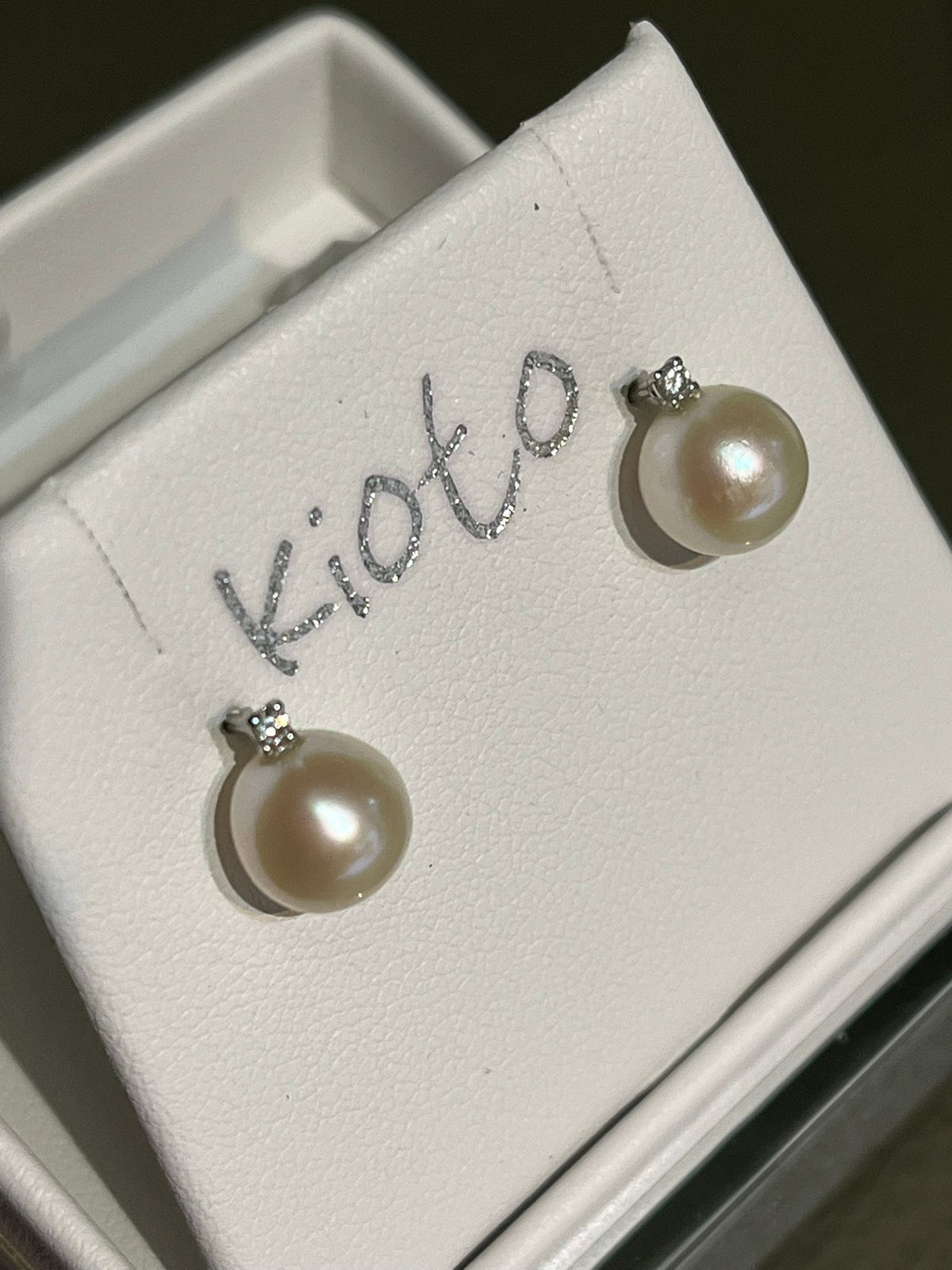 Orecchini con Perle Freshwater 8mm e Diamanti 0,02 ct G VS in Oro Bianco 18kt – PG Gioielli (OR1L/8)