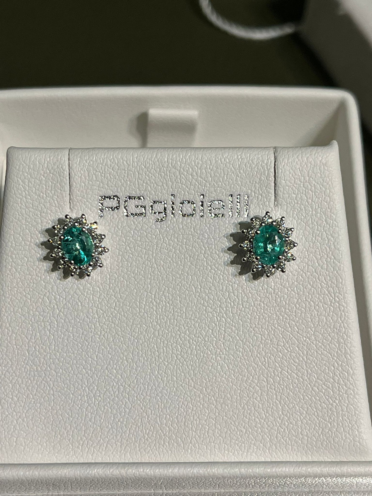 Orecchini con Smeraldi 0,74 ct e Diamanti 0,24 ct in Oro Bianco 18kt – PG Gioielli