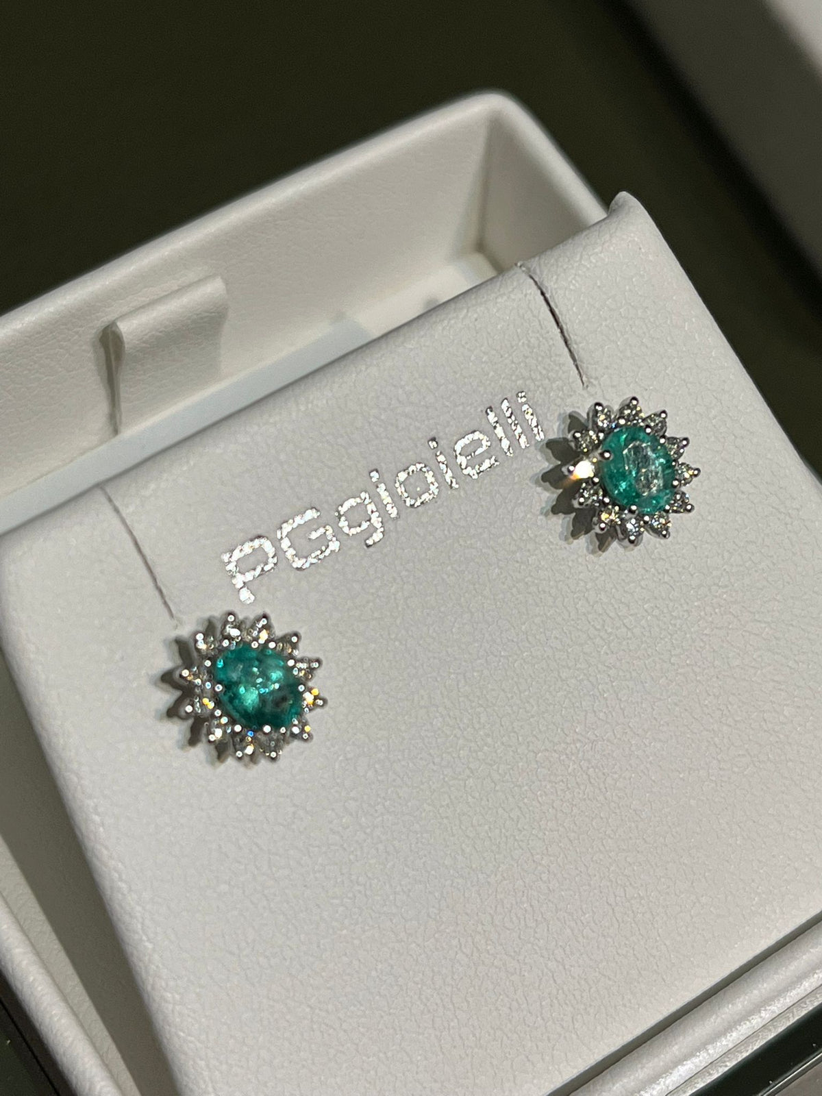 Orecchini con Smeraldi 0,74 ct e Diamanti 0,24 ct in Oro Bianco 18kt – PG Gioielli
