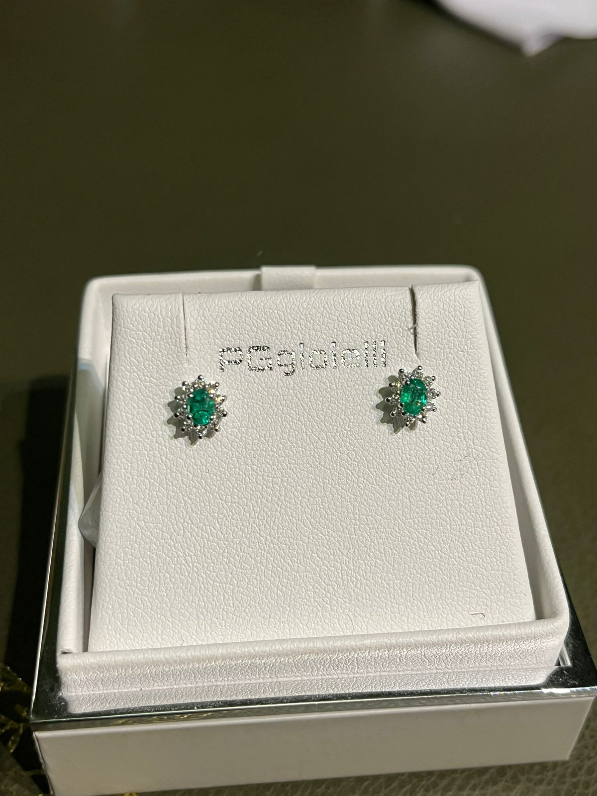 Orecchini con Smeraldi 0,38 ct e Diamanti 0,20 ct in Oro Bianco 18kt – PG Gioielli
