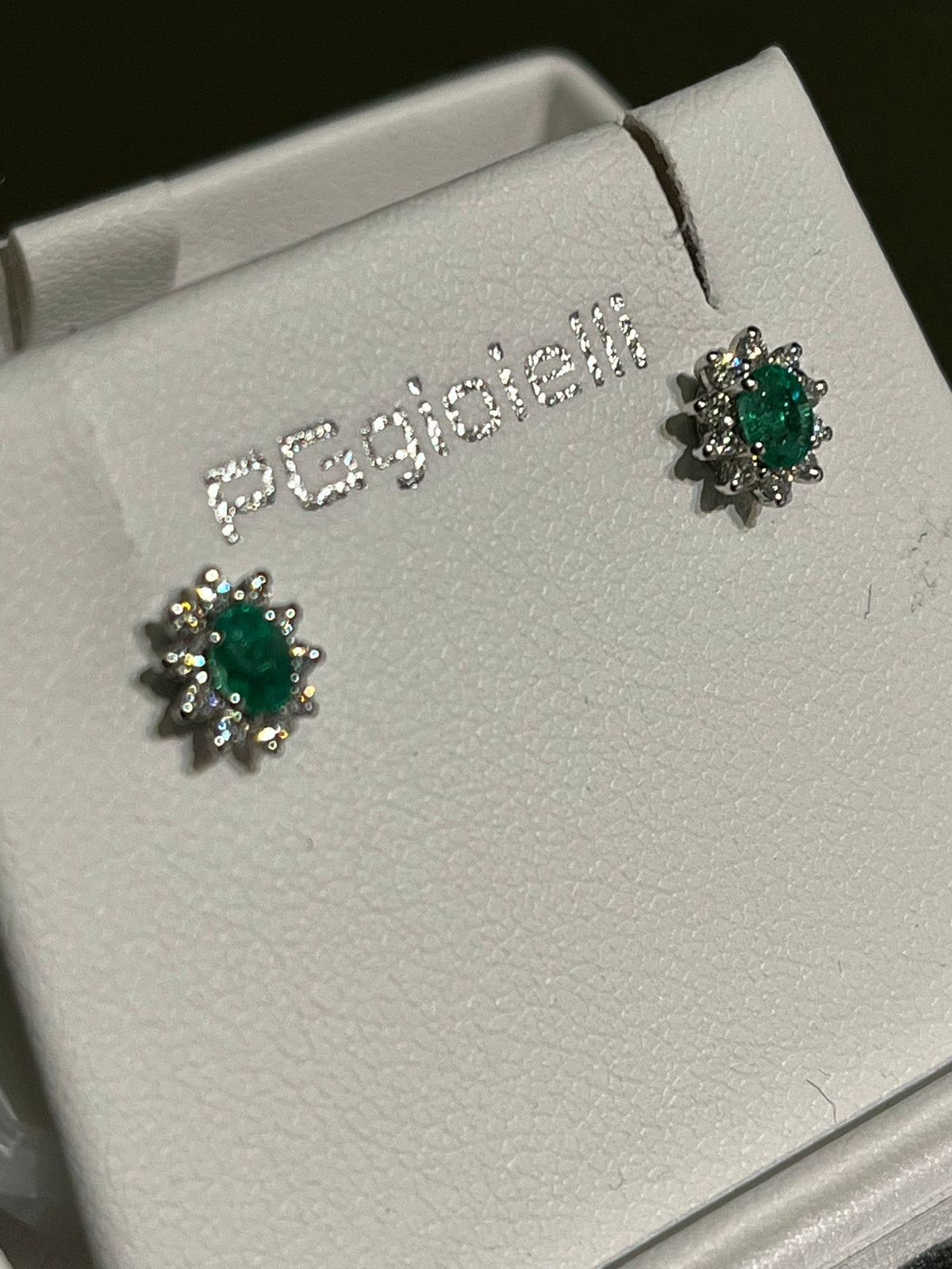 Orecchini con Smeraldi 0,38 ct e Diamanti 0,20 ct in Oro Bianco 18kt – PG Gioielli