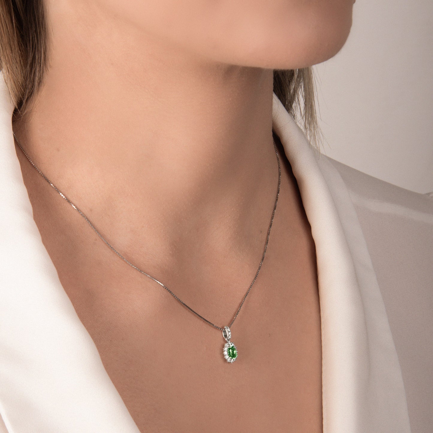 Collana con Smeraldo Zambia 0,54 ct e Diamanti 0,25 ct in Oro Bianco 18kt – Mirco Visconti