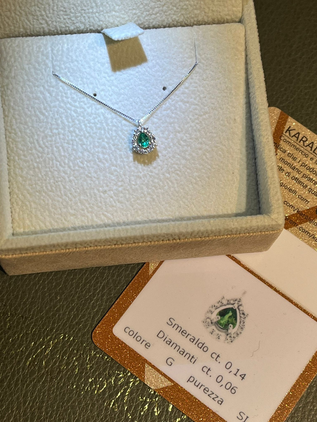 Collana con Smeraldo 0,14 ct e Diamanti in Oro Bianco 18kt – Karal (PE.SME.14)