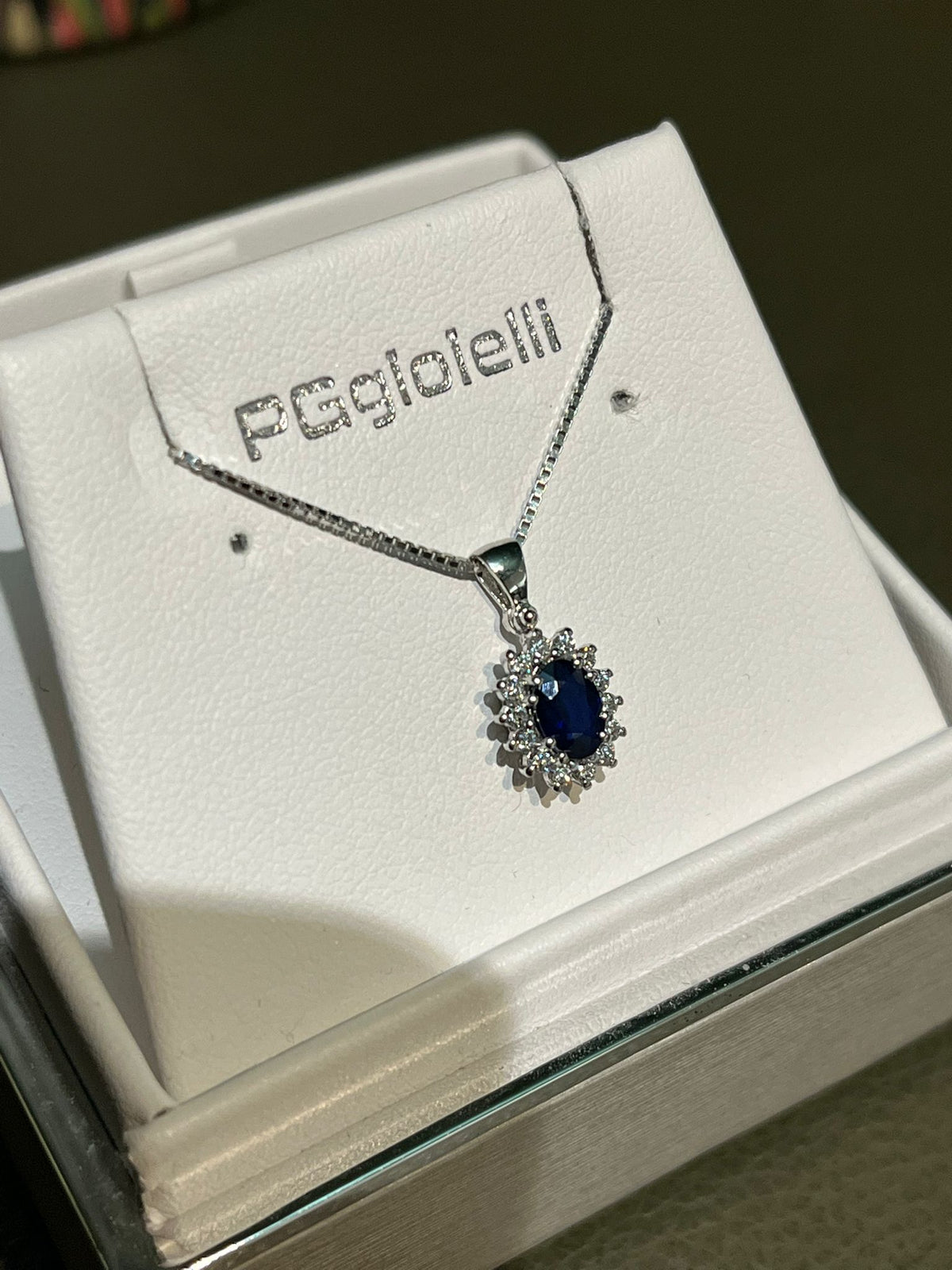 Collana con Zaffiro Blu 0,54 ct e Diamanti 0,14 ct in Oro Bianco 18kt – PG Gioielli (CIOLADYZ/3)