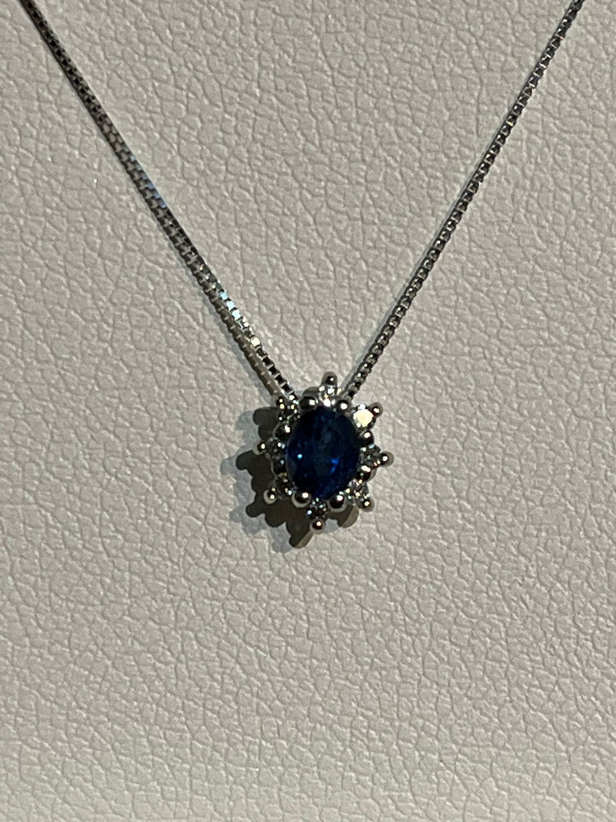 Collana con Zaffiro Ovale 0,18 ct in Oro Bianco 18kt – PG Gioielli (CIOVERA/1Z)