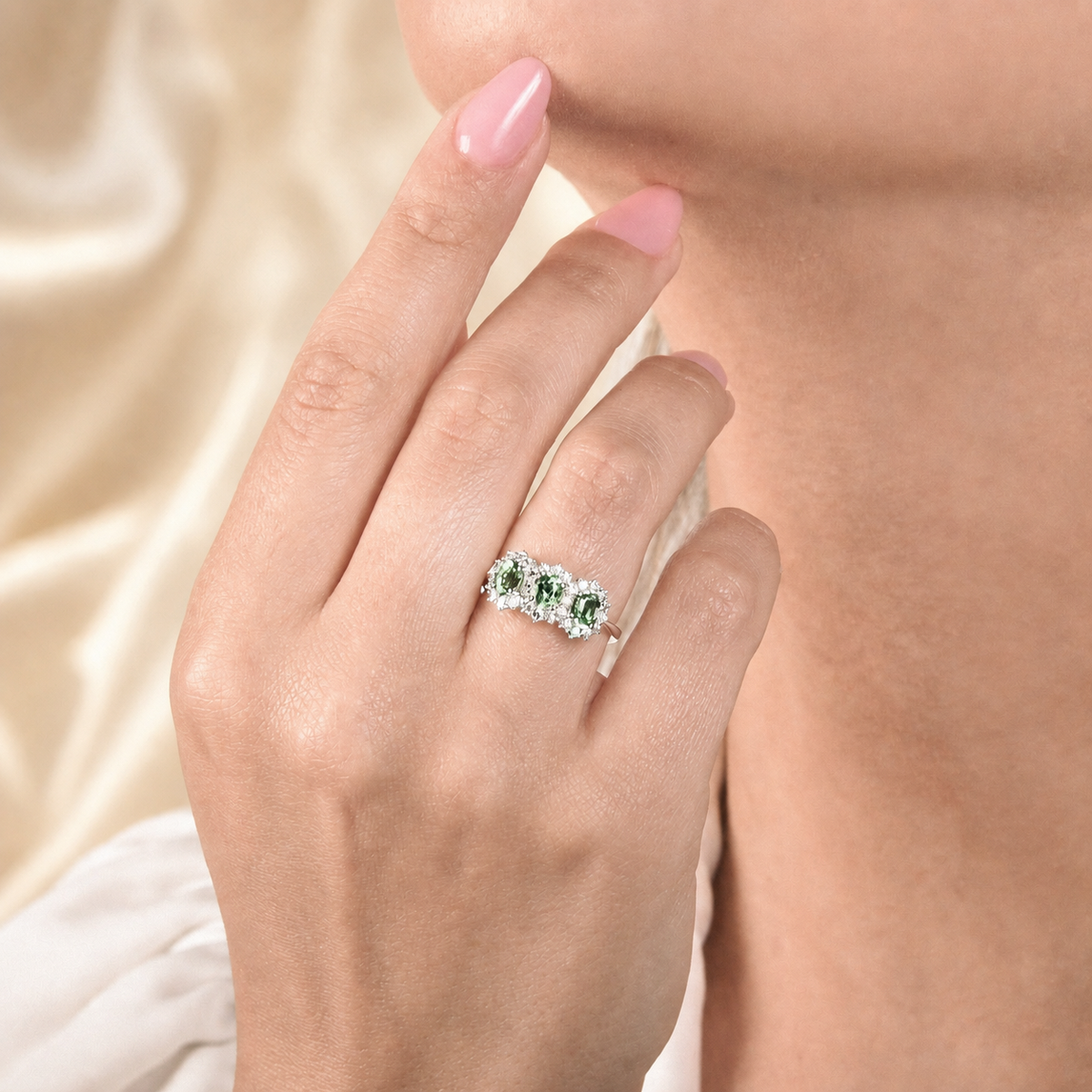 Anello Trilogy con Smeraldi Zambia 0,93 ct e Diamanti 0,33 ct G VS in Oro Bianco 18kt – Mirco Visconti (Z784/30s)