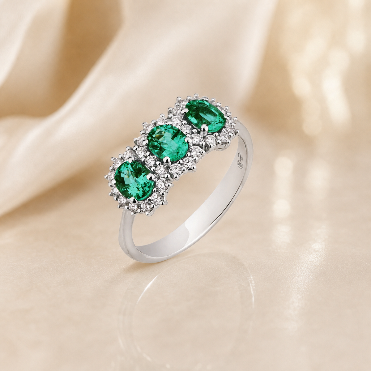 Anello Trilogy con Smeraldi Zambia 0,93 ct e Diamanti 0,33 ct G VS in Oro Bianco 18kt – Mirco Visconti (Z784/30s)