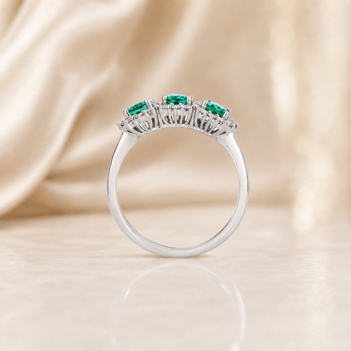 Anello Trilogy con Smeraldi Zambia 0,93 ct e Diamanti 0,33 ct G VS in Oro Bianco 18kt – Mirco Visconti (Z784/30s)