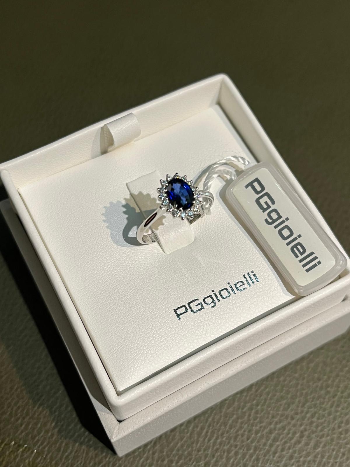 Anello con Zaffiro Blu Ovale e Diamanti in Oro Bianco 18kt – PG Gioielli (ANLADYZ/4)