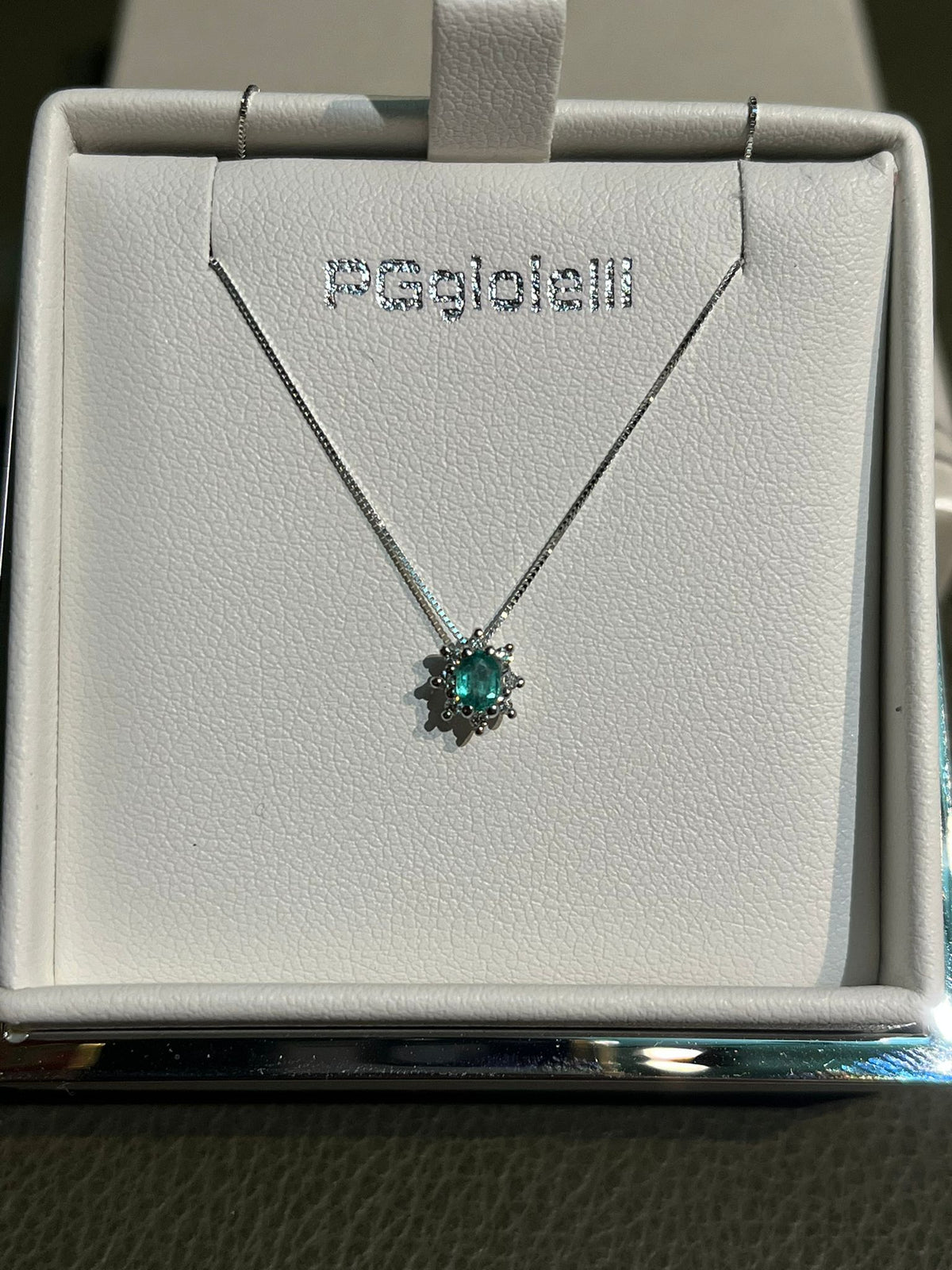 Collana con Smeraldo Ovale e Diamanti in Oro Bianco 18kt – PG Gioielli (CIOVERA/1S)