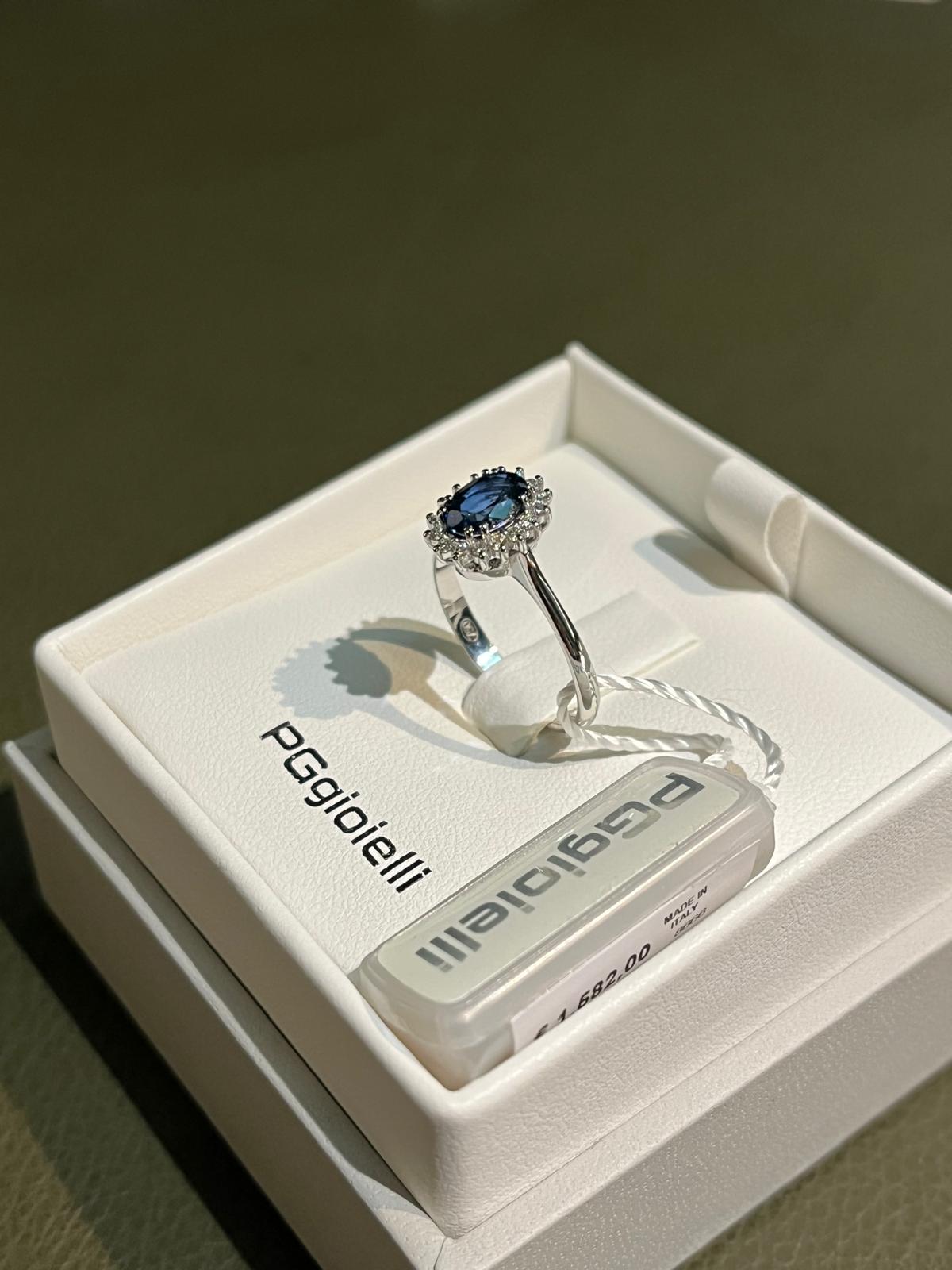 Anello con Zaffiro Blu Ovale e Diamanti in Oro Bianco 18kt – PG Gioielli (ANLADYZ/4)