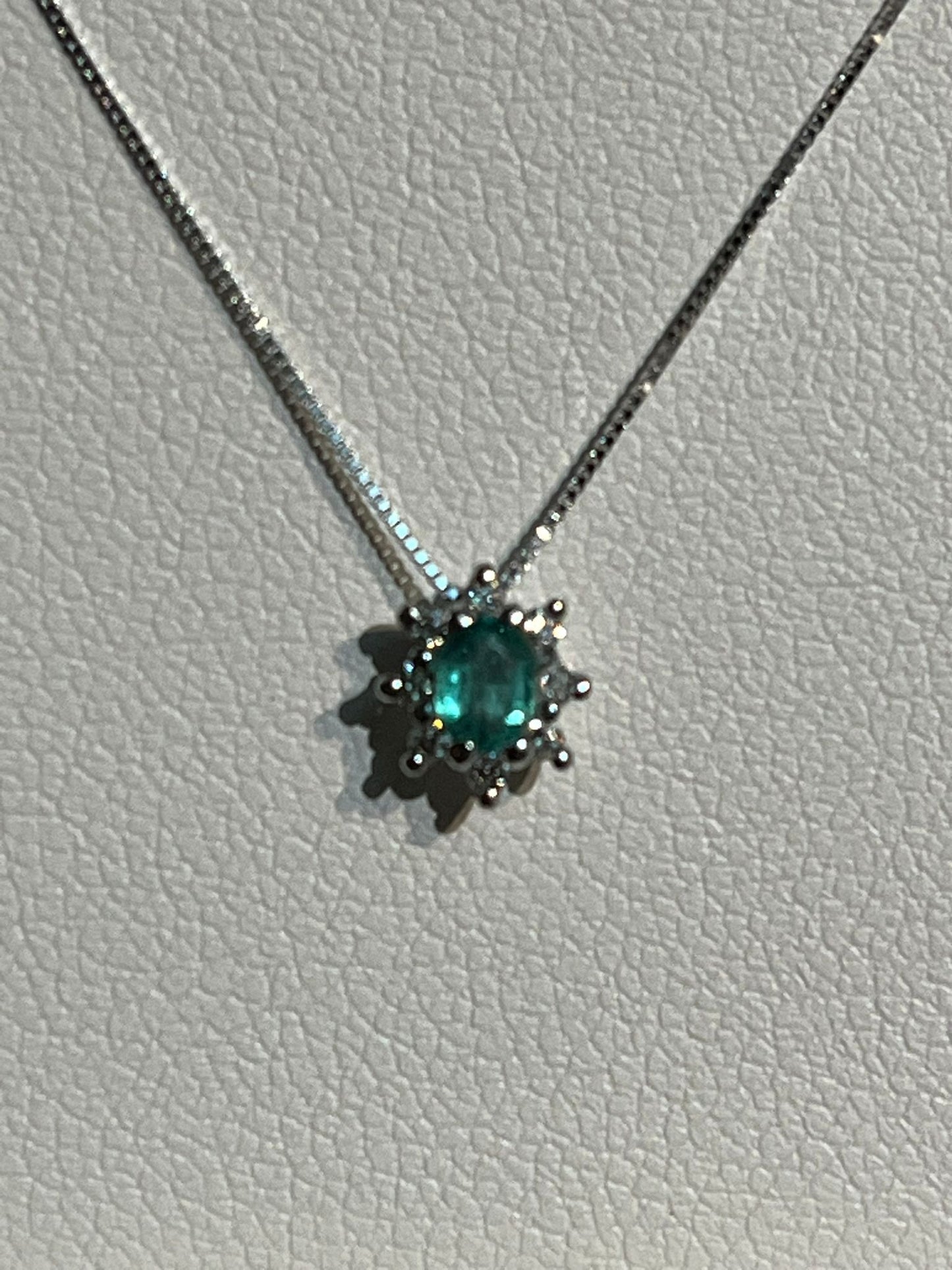 Collana con Smeraldo Ovale e Diamanti in Oro Bianco 18kt – PG Gioielli (CIOVERA/1S)