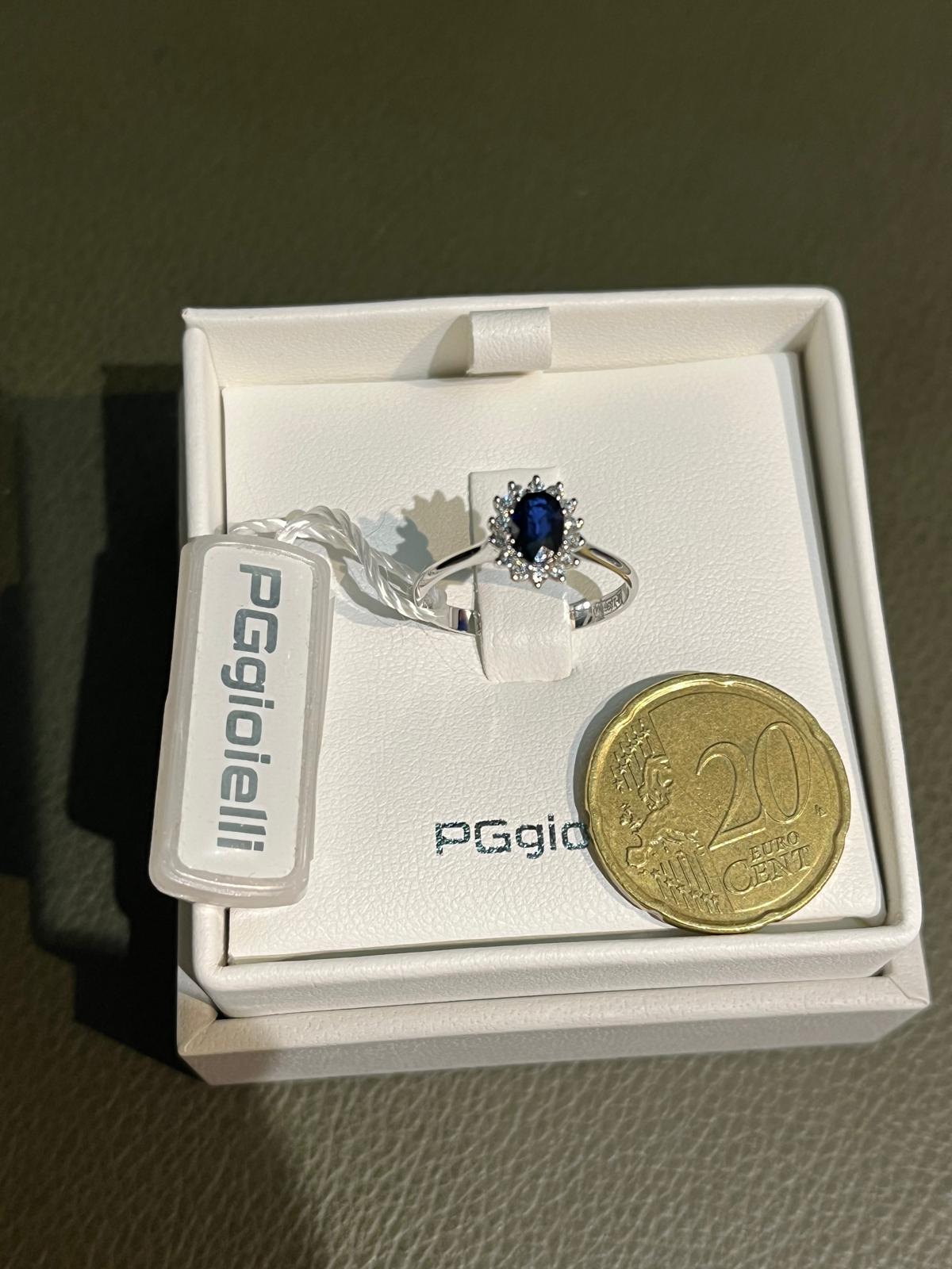 Anello con Zaffiro Blu Ovale e Diamanti in Oro Bianco 18kt – PG Gioielli (ANLADYZ/3)