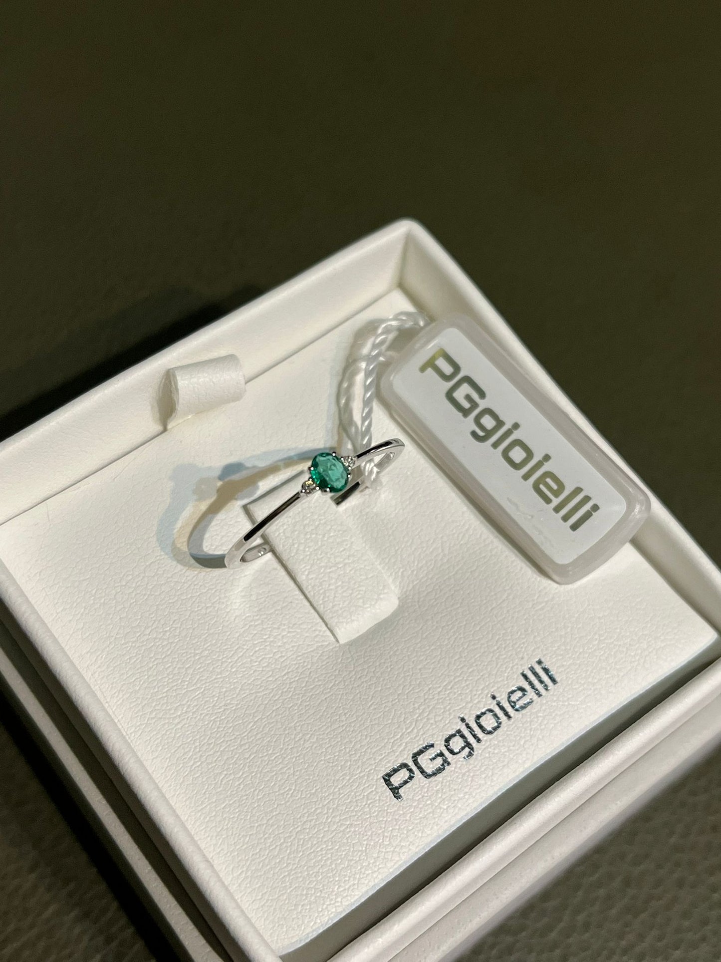 Anello con Smeraldo e Diamanti in Oro Bianco 18kt – PG Gioielli (ANSMALL/1S)