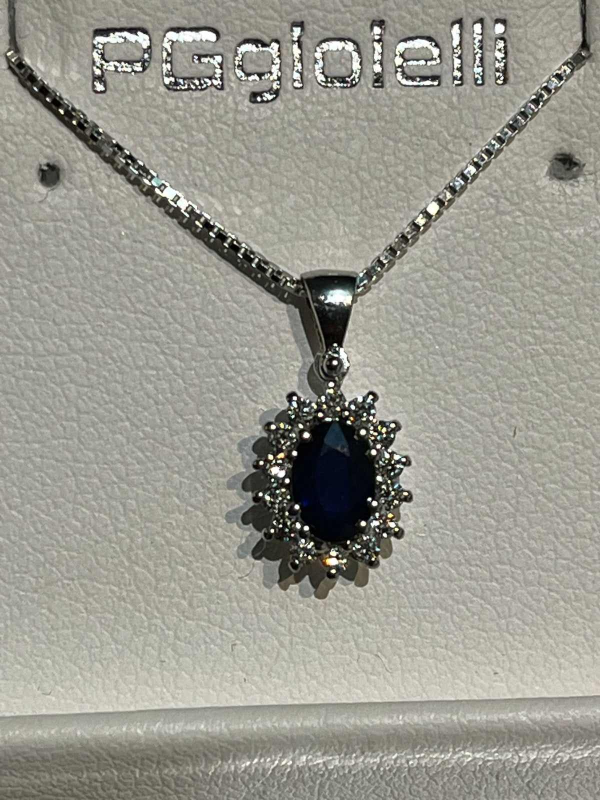 Collana con Zaffiro Blu 0,54 ct e Diamanti 0,14 ct in Oro Bianco 18kt – PG Gioielli (CIOLADYZ/3)